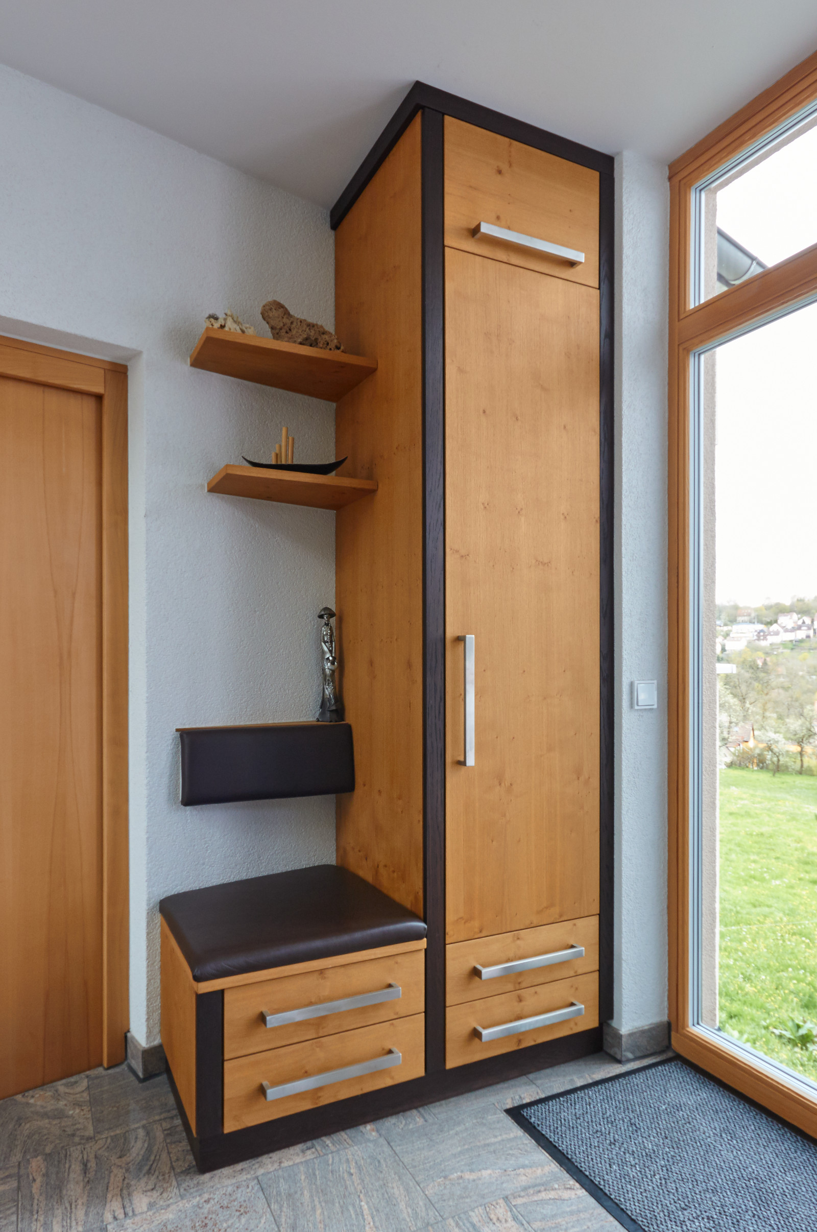 Garderobe Eiche furniert, Blenden und Sockel Eiche gebeizt