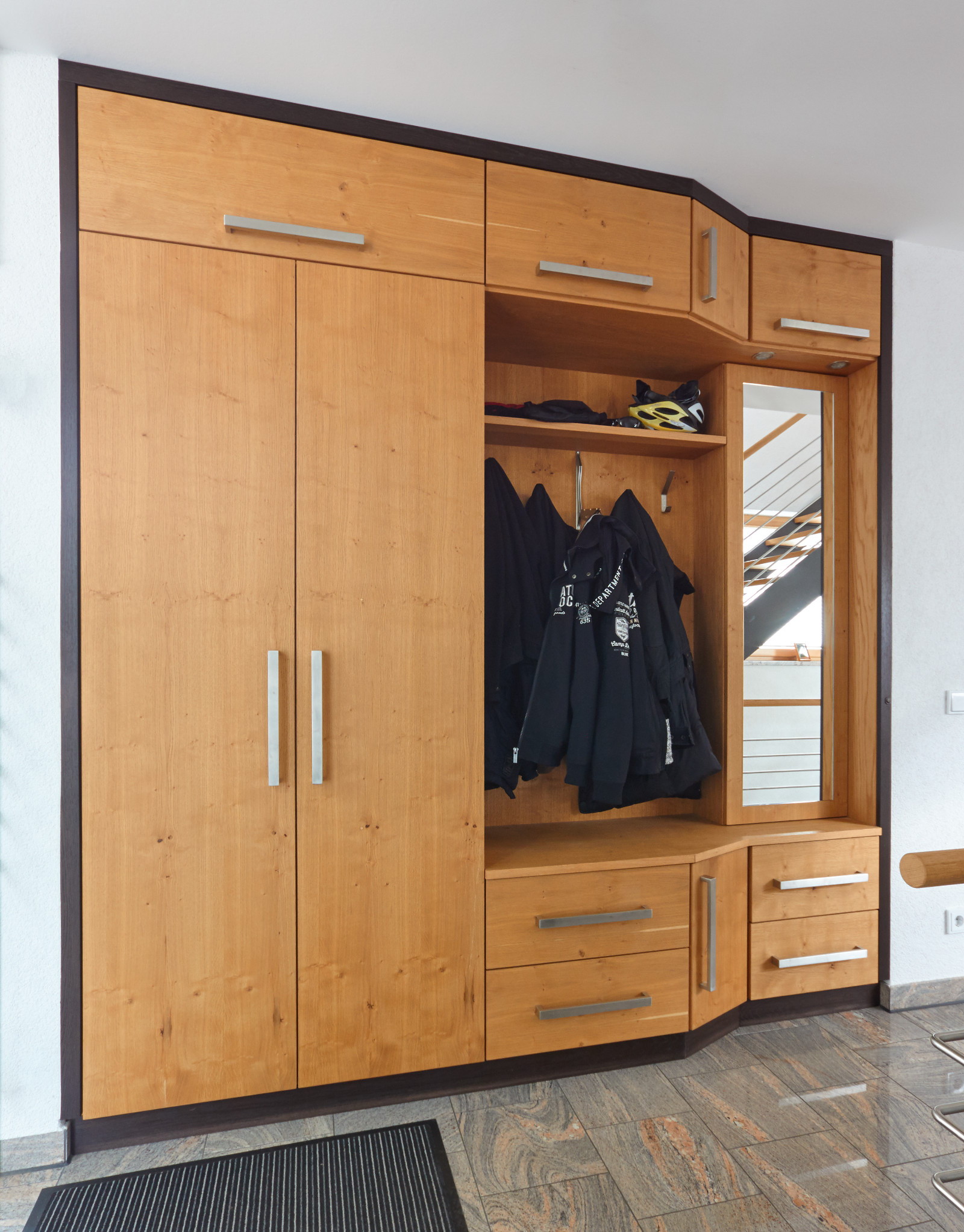Garderobe Eiche furniert, Blenden und Sockel Eiche gebeizt