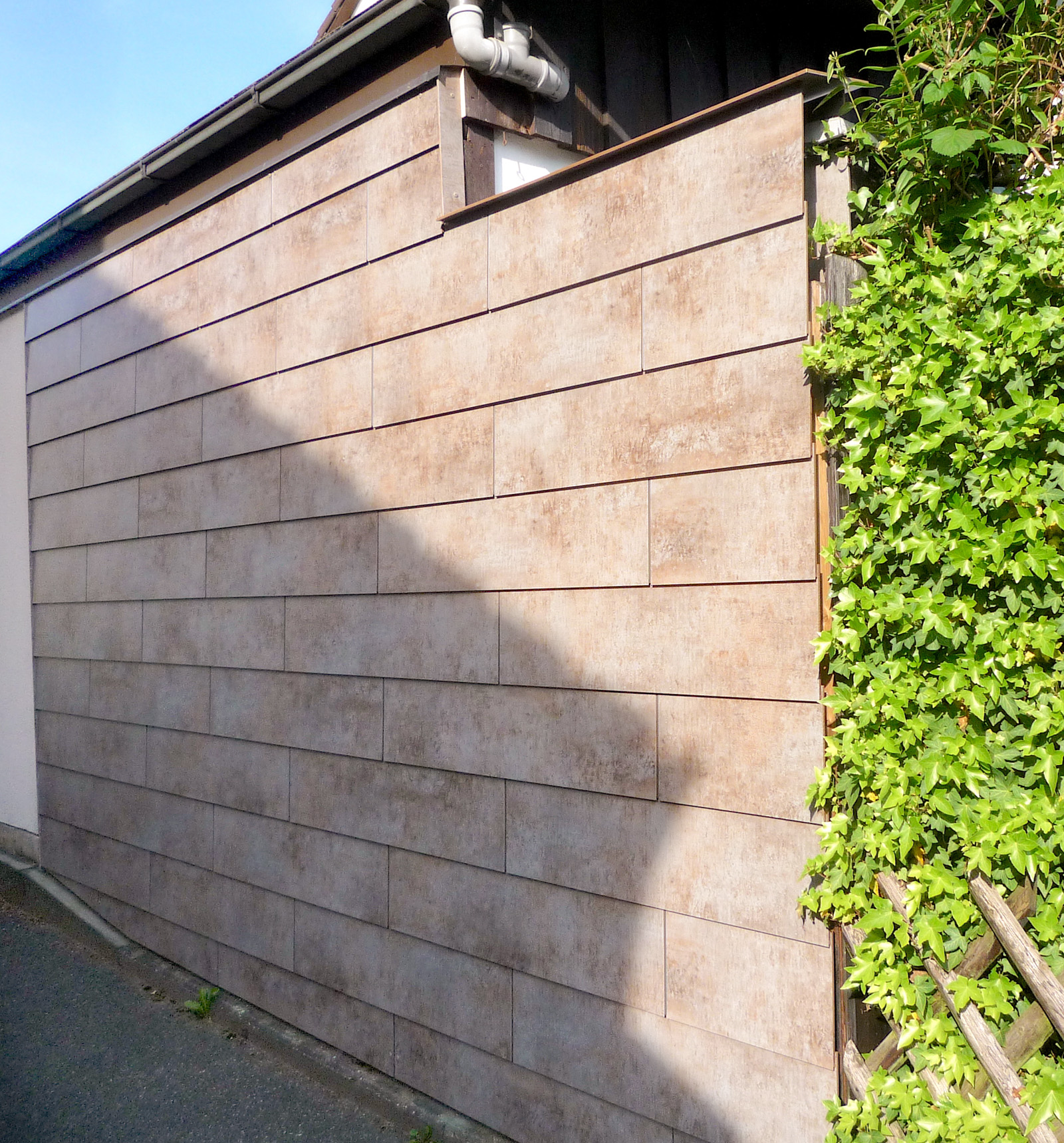 Wandverkleidung mit Fundermax Exterior 0793 Patina Zinn Stulpschalung