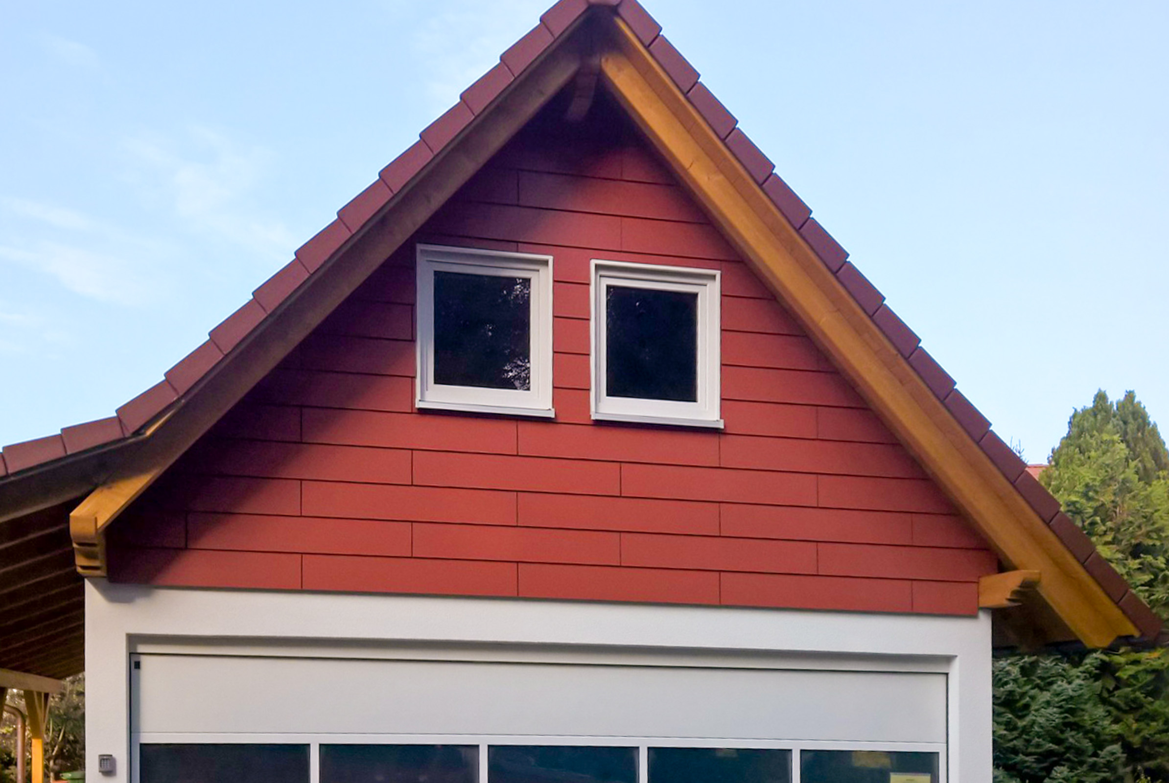 Giebelverkleidung mit Fundermax Exterior 0691 Purpurrot Stulpschalung