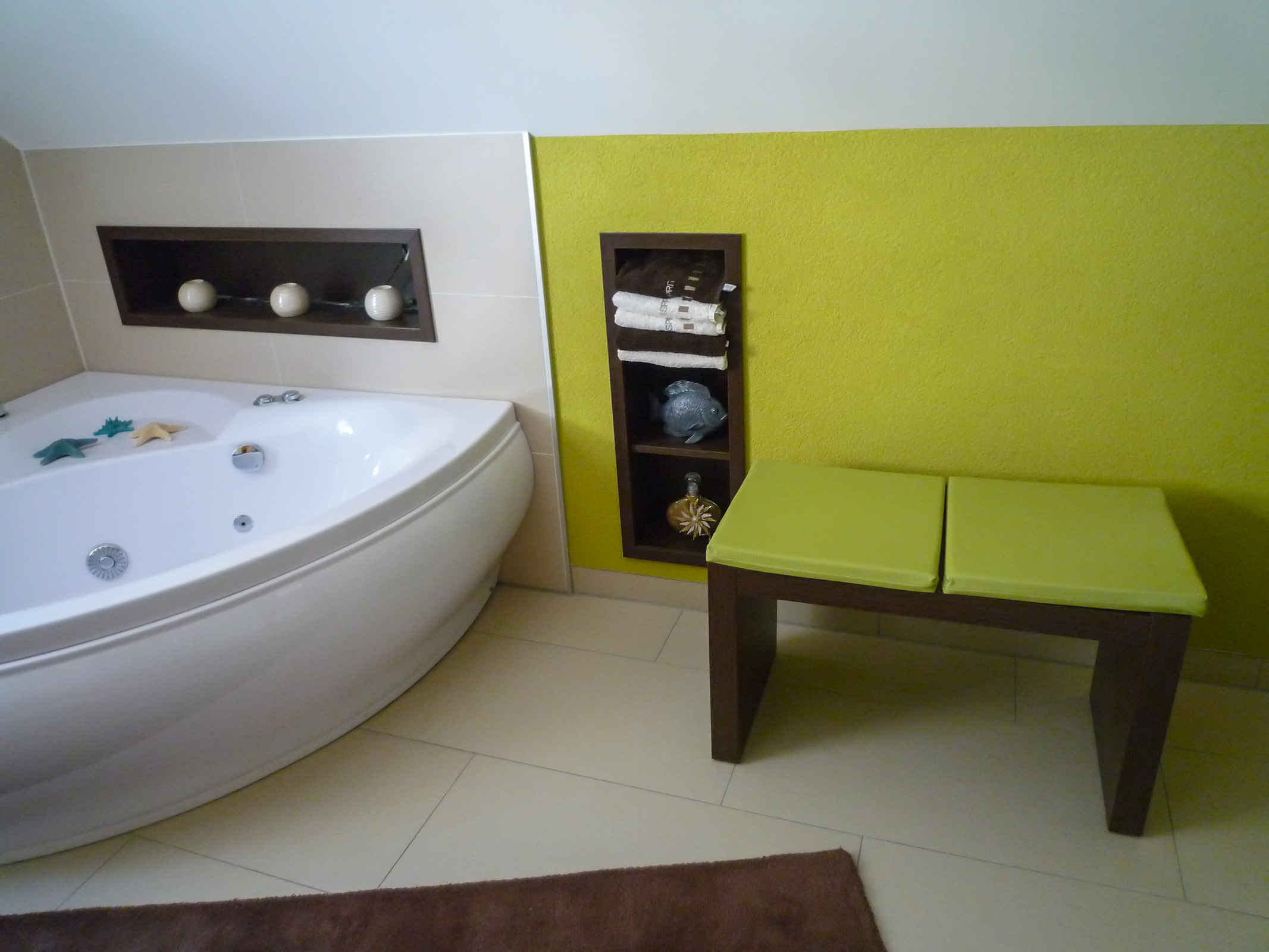 Sitzbank und in die Wand eingelassene Badezimmerregale in Dekorausführung