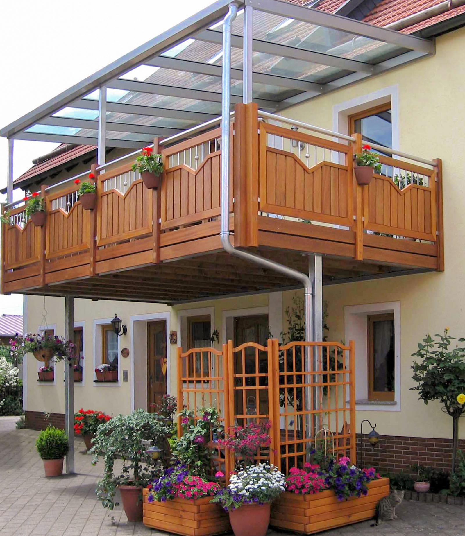 Holzbalkon Meranti mit Edelstahlsprossen