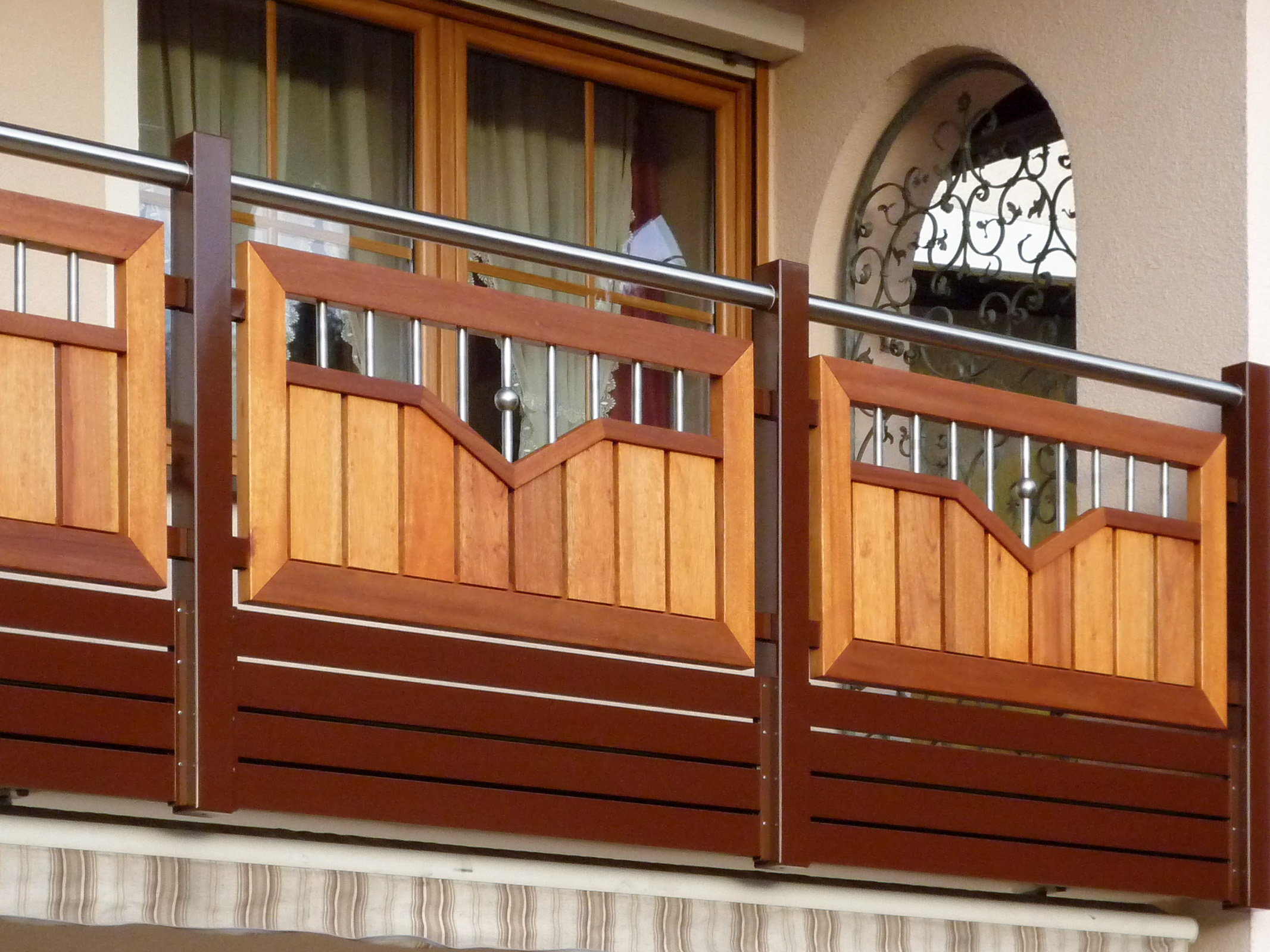 Schlafzimmer Eiche astig furniert, matt lackiert, Dekoelemente in Eiche gebeizt mit Wellenfräsung