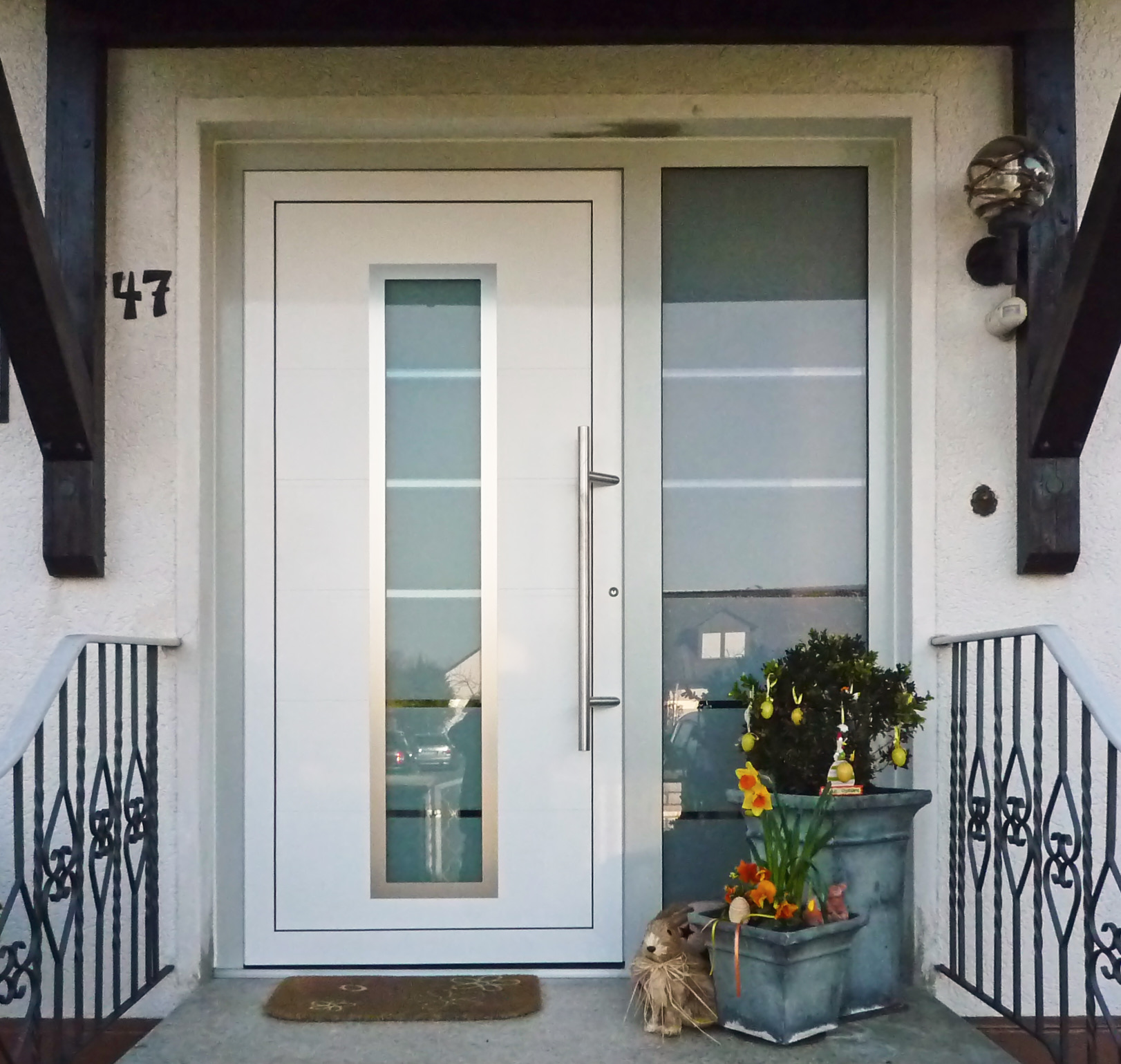 Aluminium-Haustüre ThermoBasic, Rahmen RAL 7035 lichtgrau, Türblatt RAL 9016 Verkehrsweiß