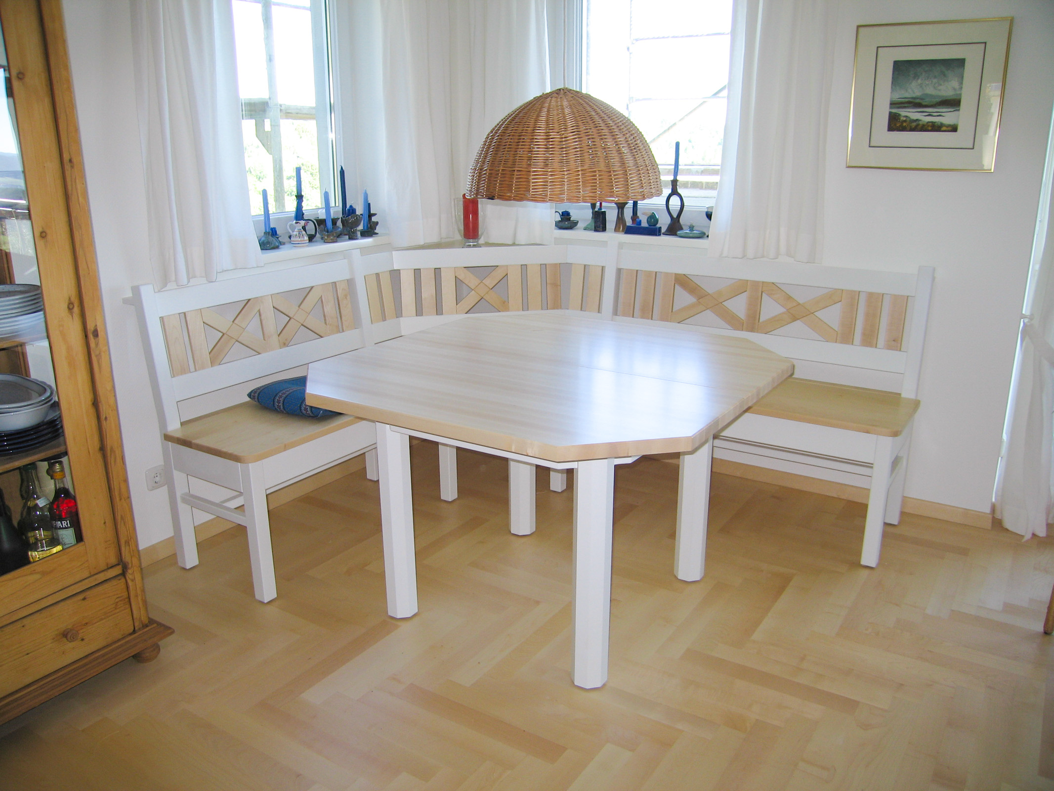 Eckbank mit Tisch und Stühlen Ahorn, weiß lackiert