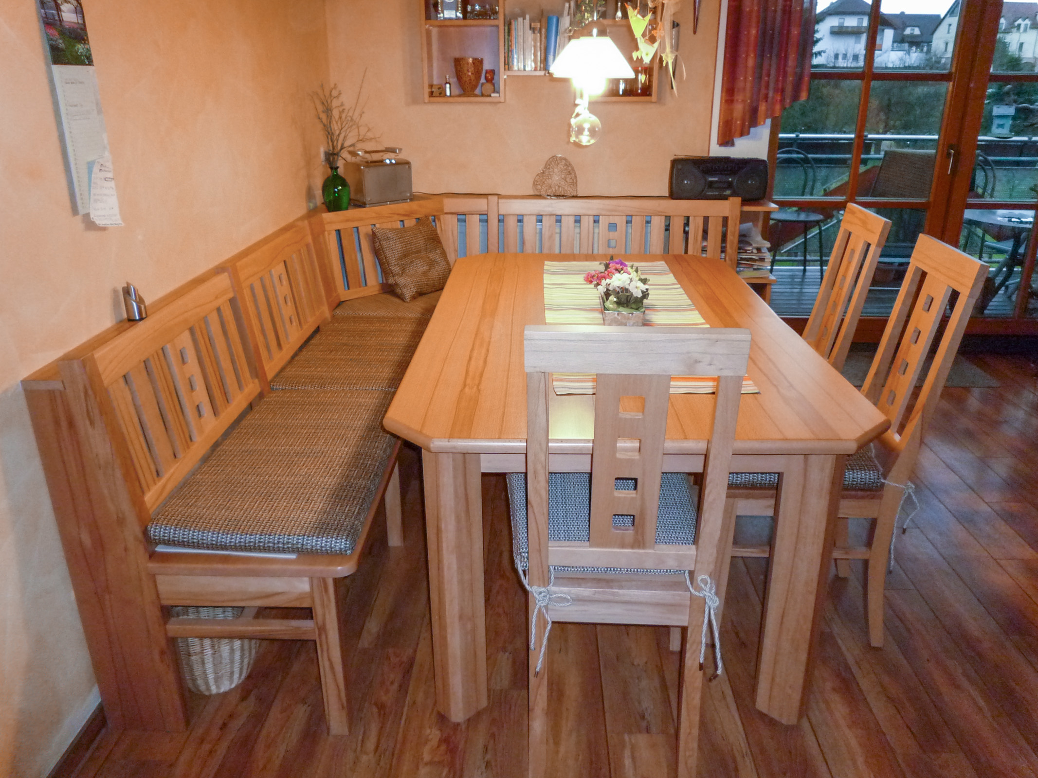 Eckbank mit Tisch und Stühlen Kernbuche