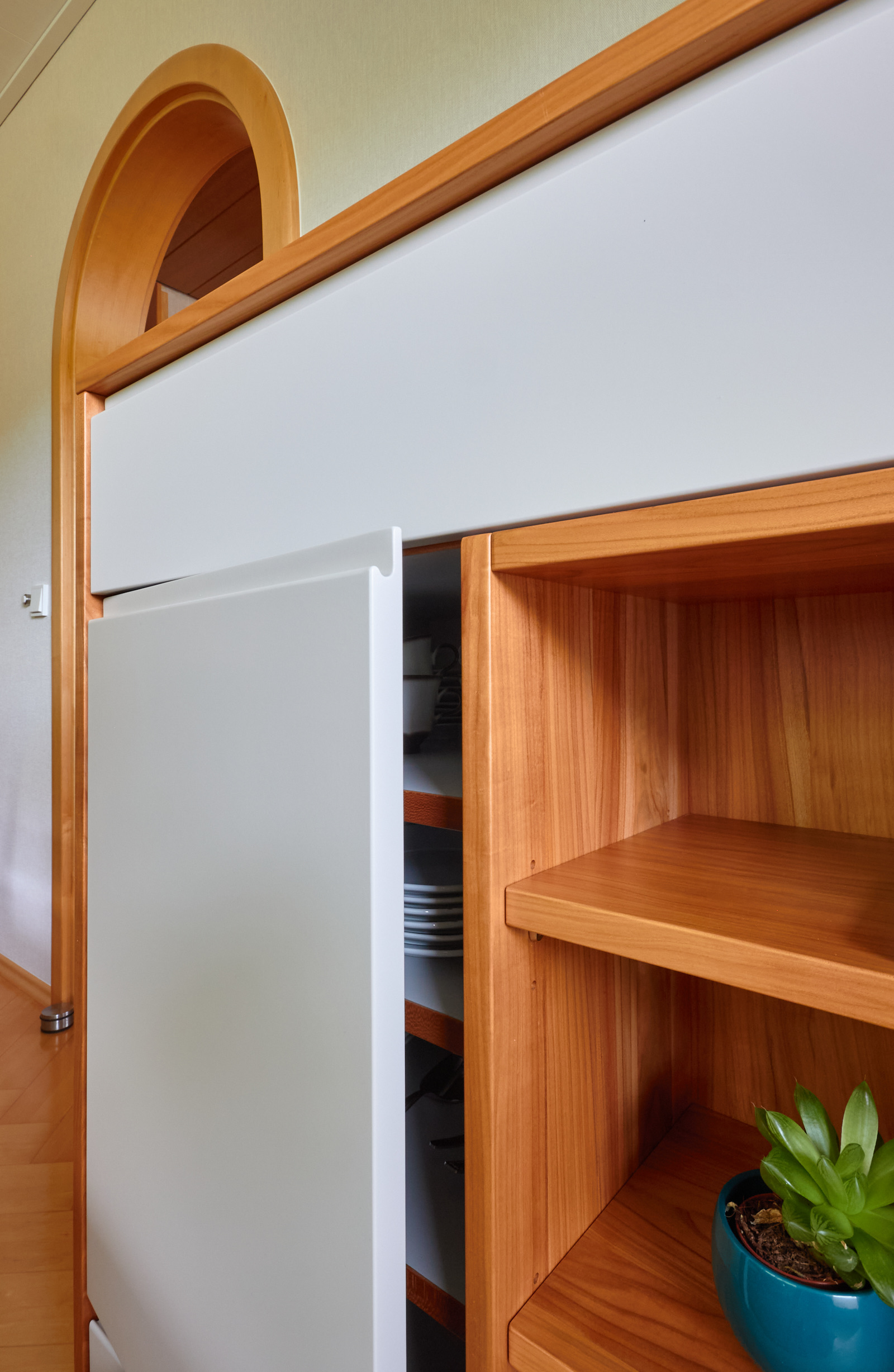 Sideboard in Kirsche massiv, Lackfronten mit eingefrästem Griffprofil