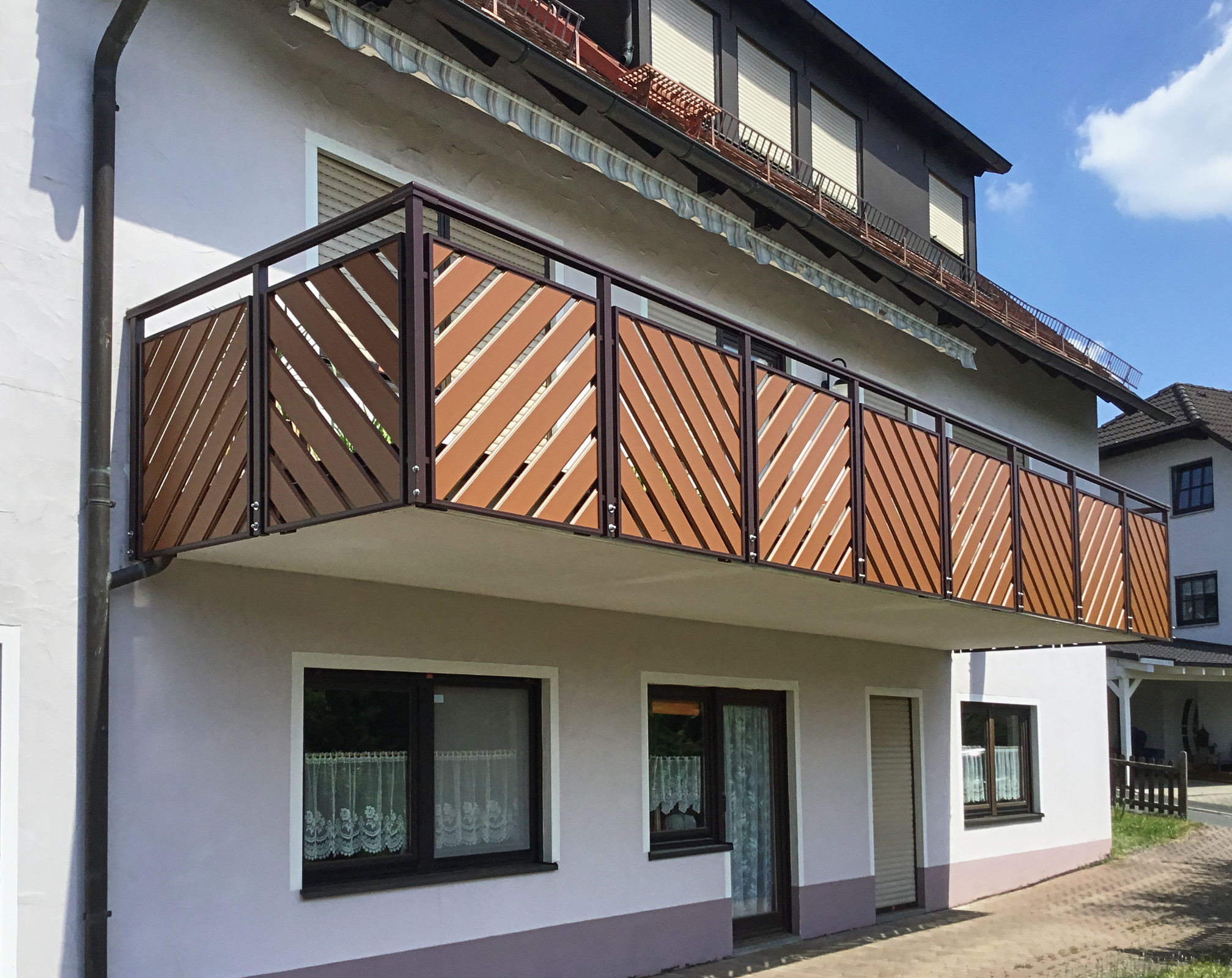 Wartungsfreier Aluminiumbalkon Baden I, RAL 8003 Lehmbraun, RAL 8017 Schokoladenbraun