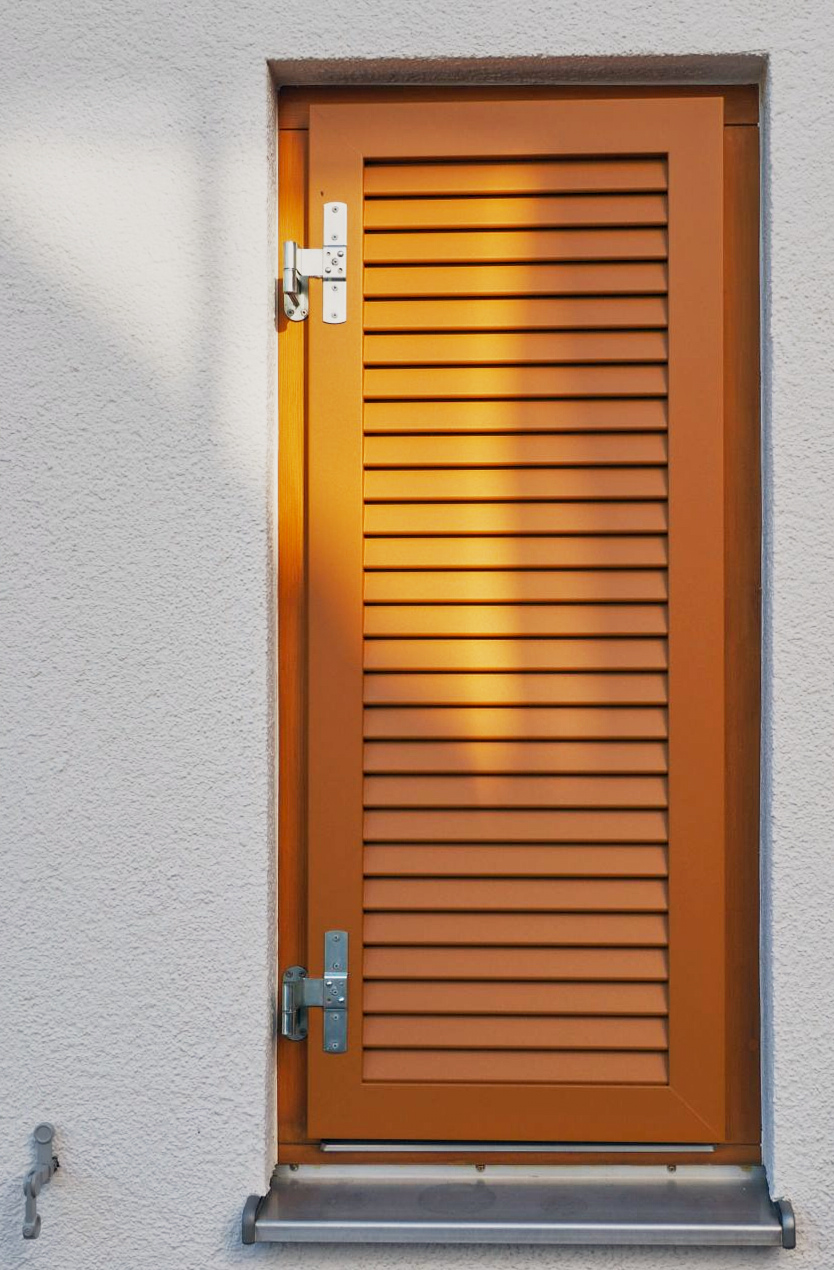 Klappladen Aluminium nach RAL 8001 Ockerbraun Feinstruktur