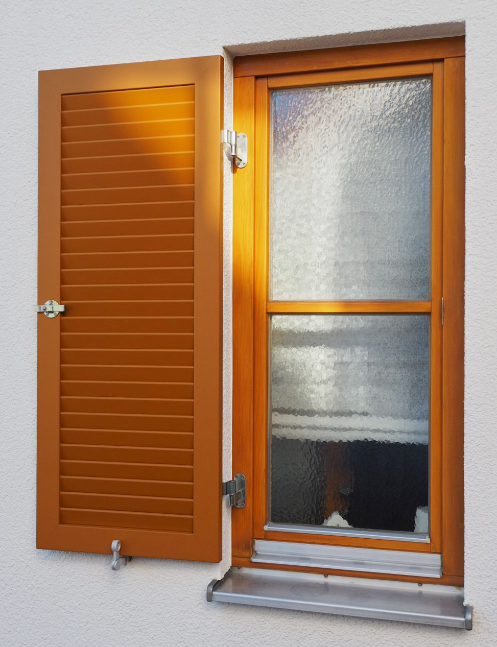 Klappladen Aluminium nach RAL 8001 Ockerbraun Feinstruktur