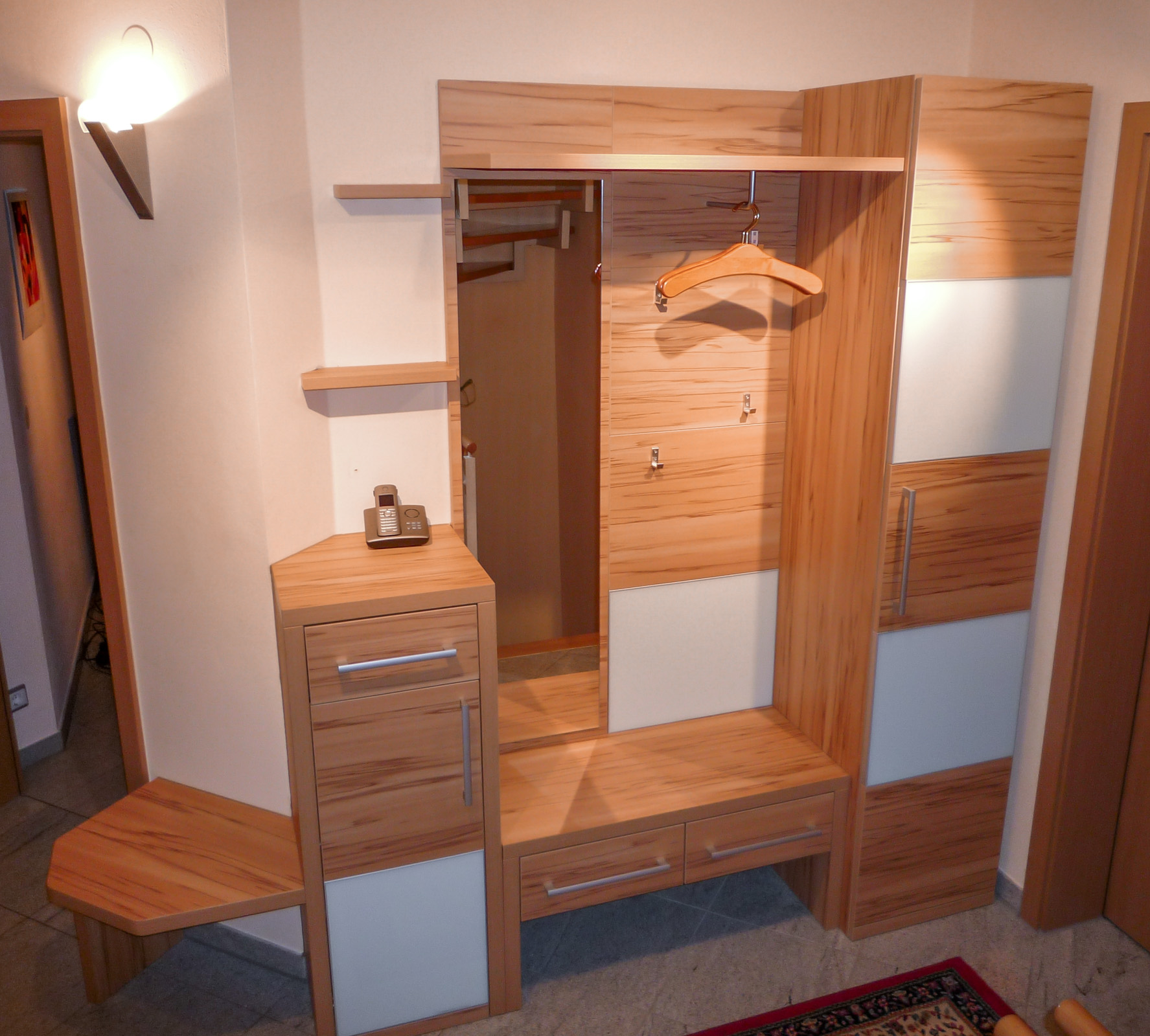 Garderobe Dekor Kernbuche D8888, Alurahmen mit weiß lackierten Glas