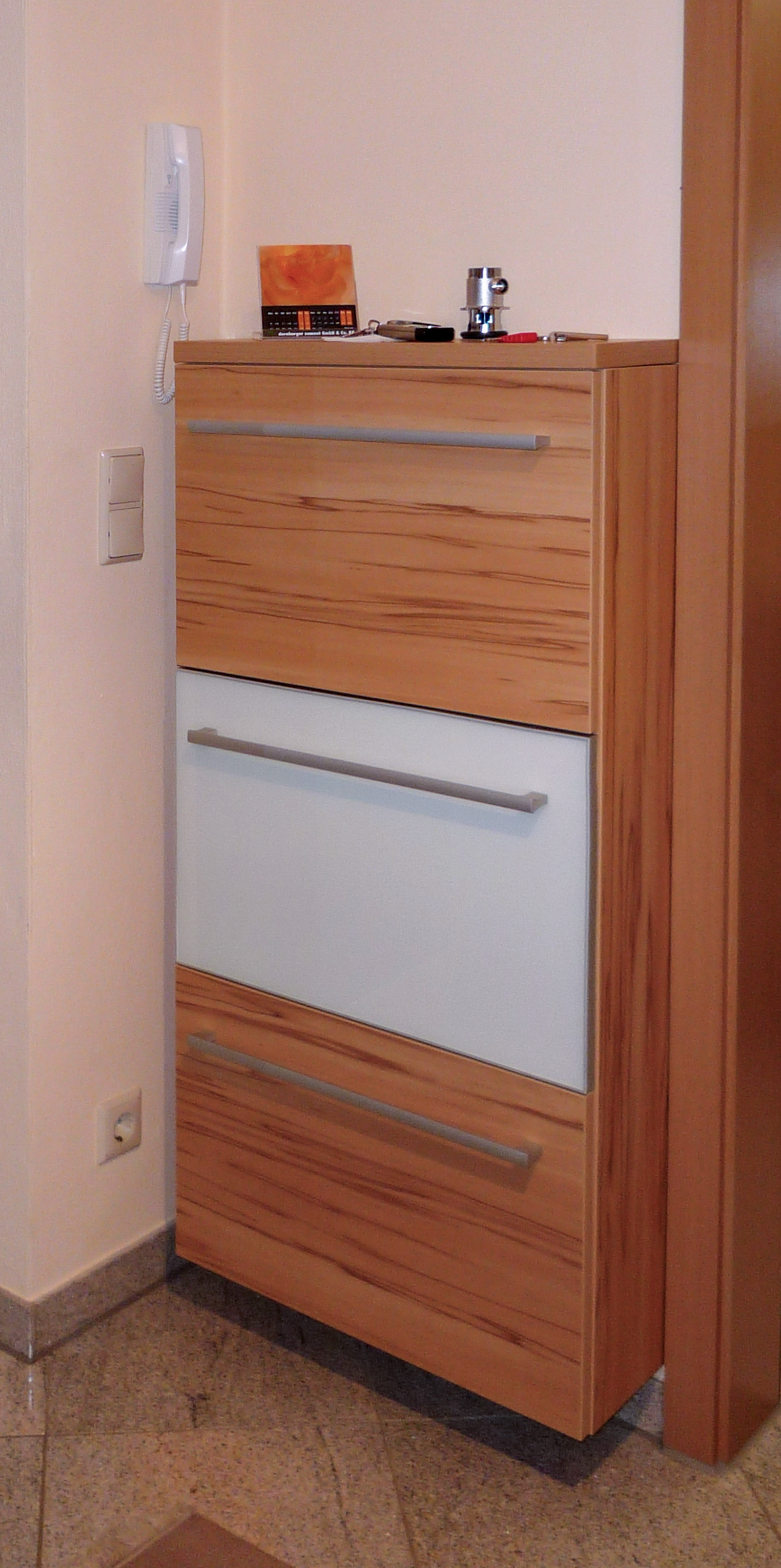 Garderobe Dekor Kernbuche D8888, Alurahmen mit weiß lackierten Glas