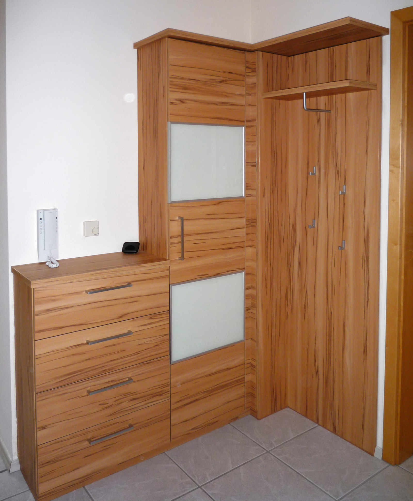 Garderobe Dekor Kernbuche D8888, Alurahmen mit weiß lackierten Glas