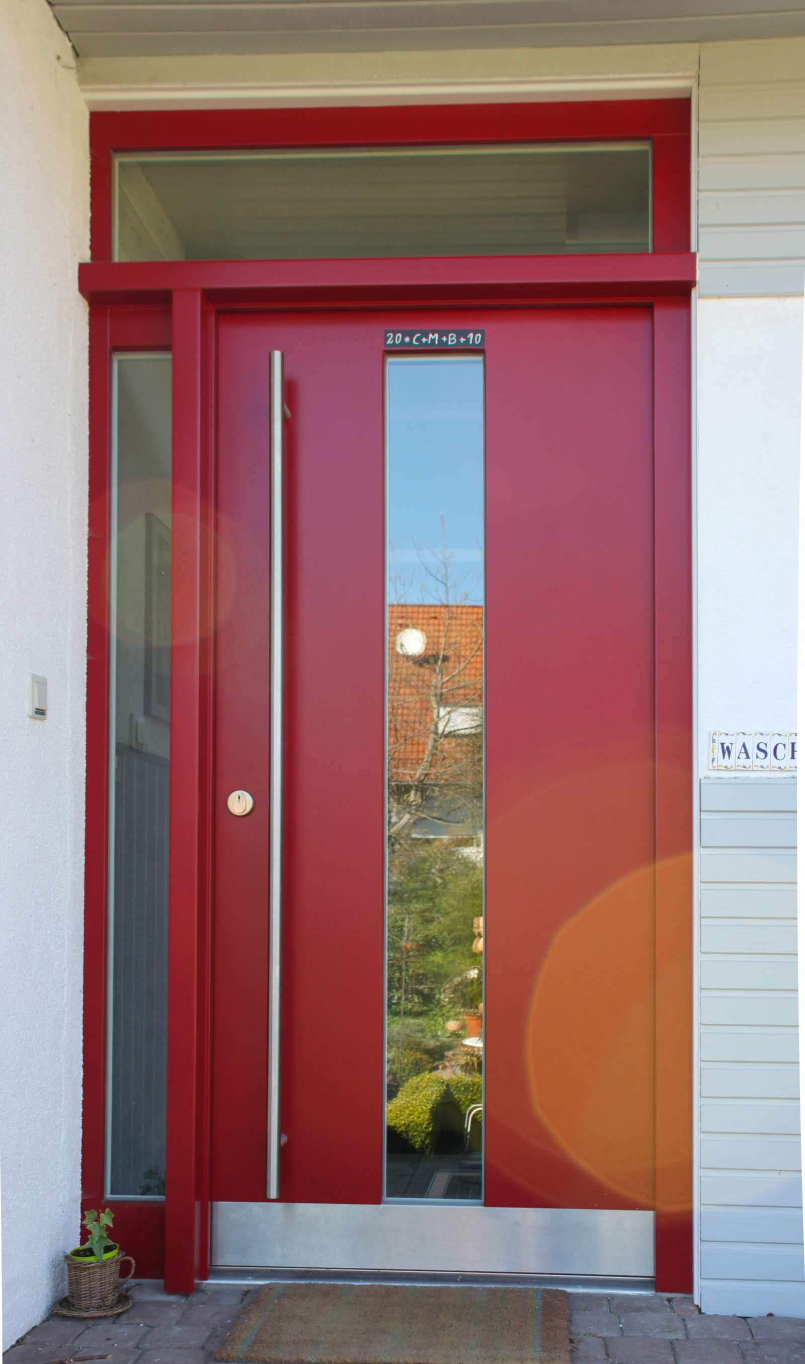 Holz-Haustüre Meranti, RAL 3003 Rubinrot