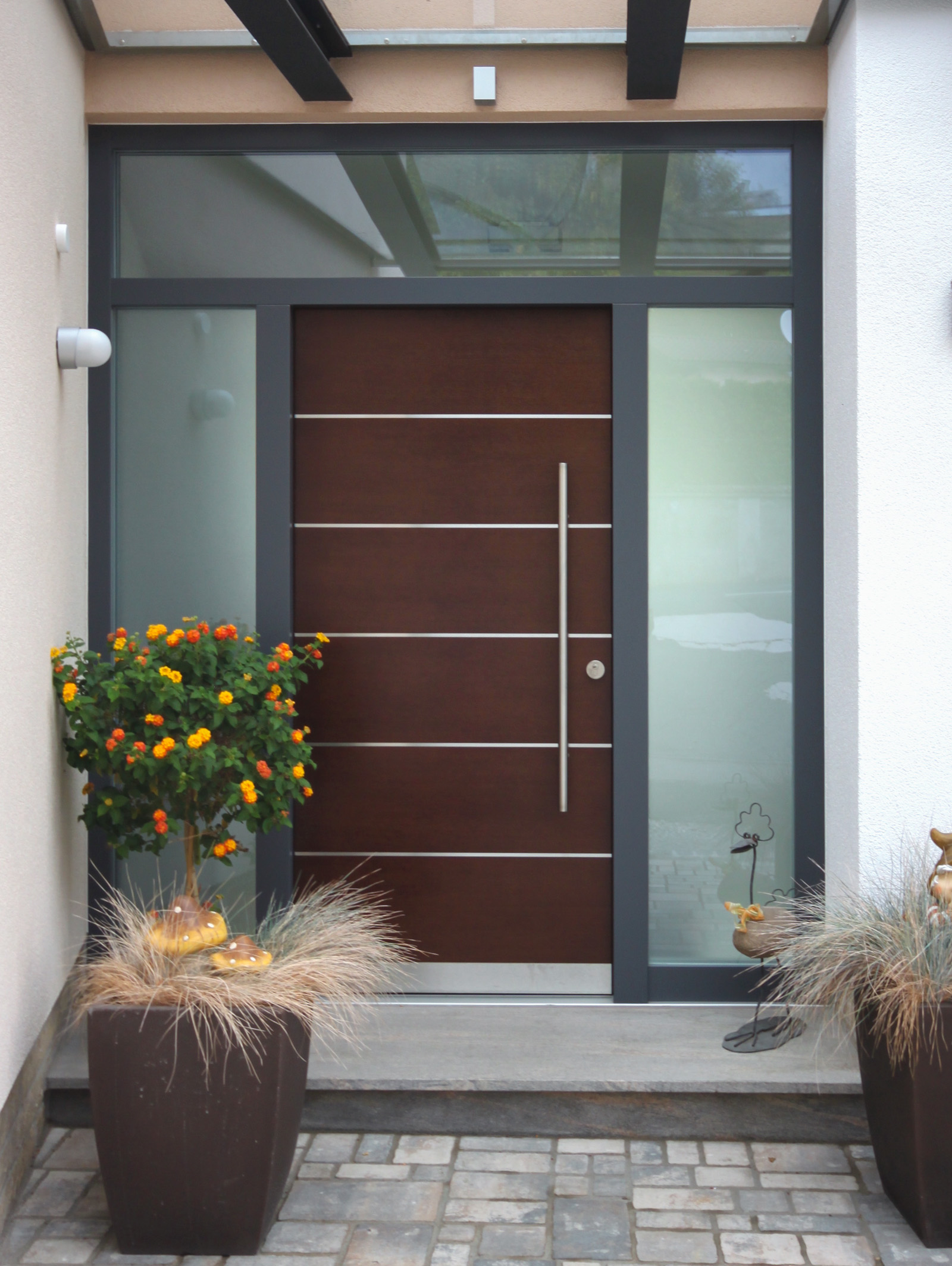 Holz-Haustüre Rachinger Basic, Rahmen RAL 7015 Schiefergrau, Türblatt Eiche furniert mit Edelstahllisenen