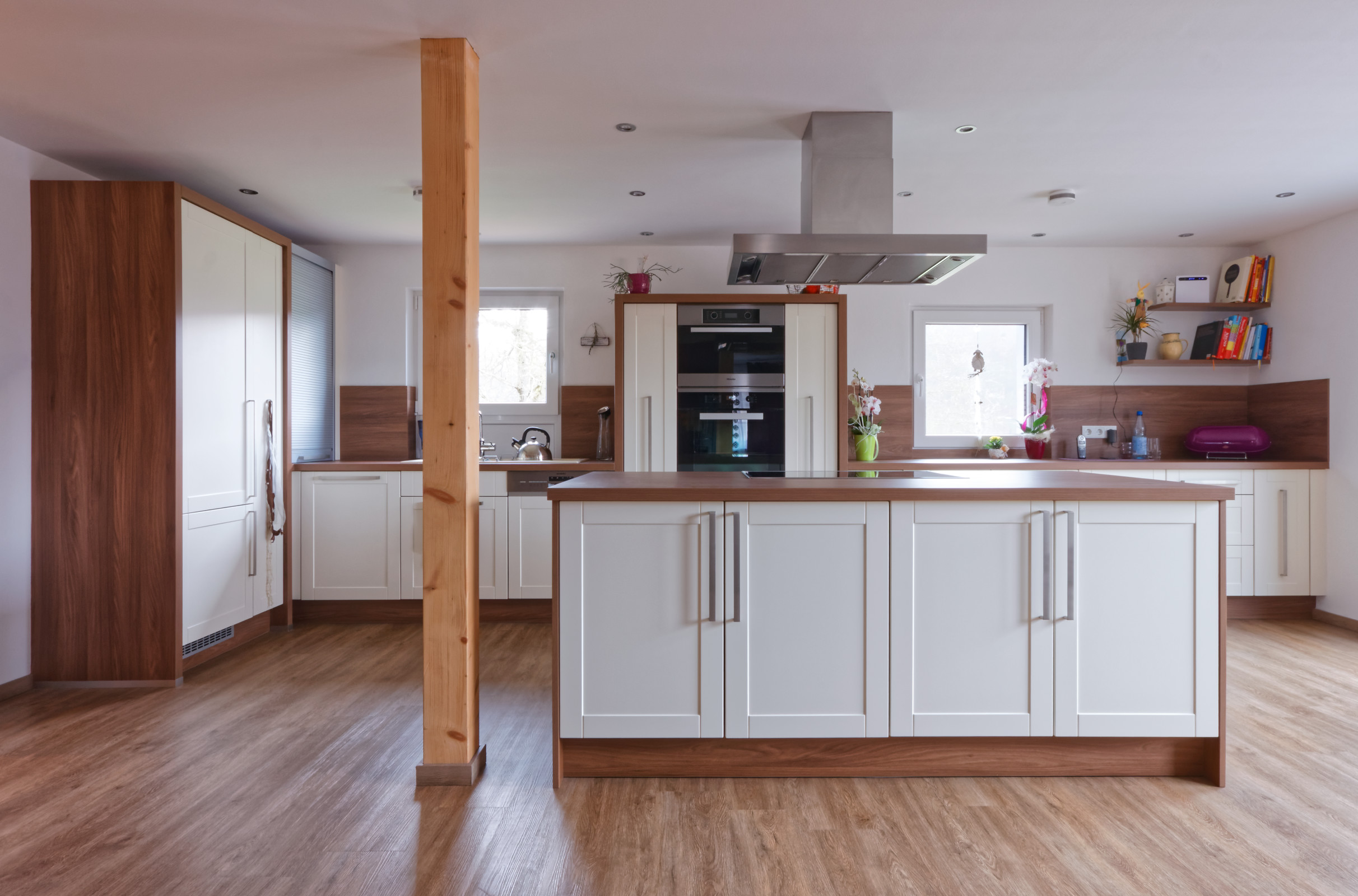 Küche in Dekorausführung mit folierten Rahmenfronten