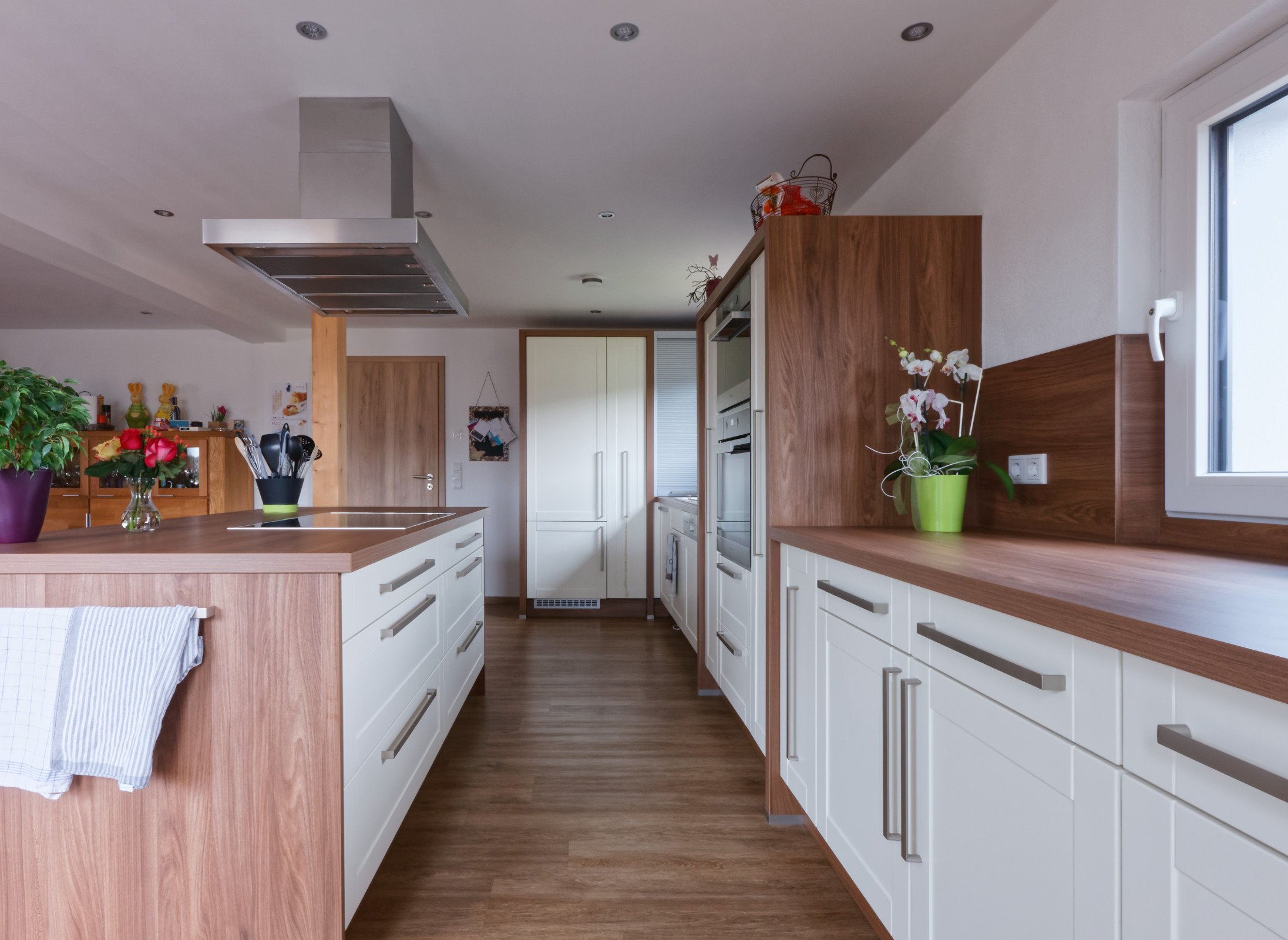 Küche in Dekorausführung mit folierten Rahmenfronten