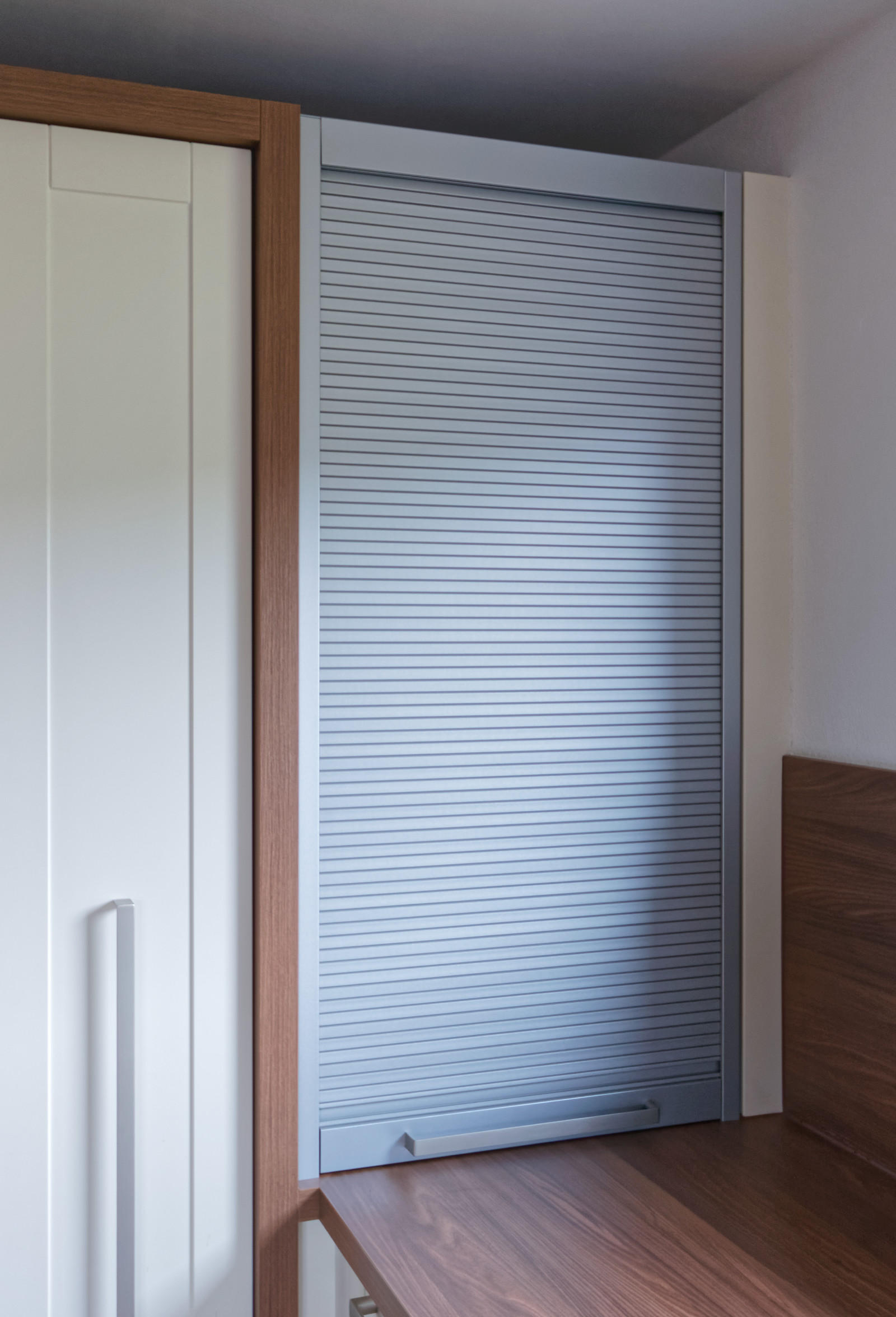 Rollladenschrank silber