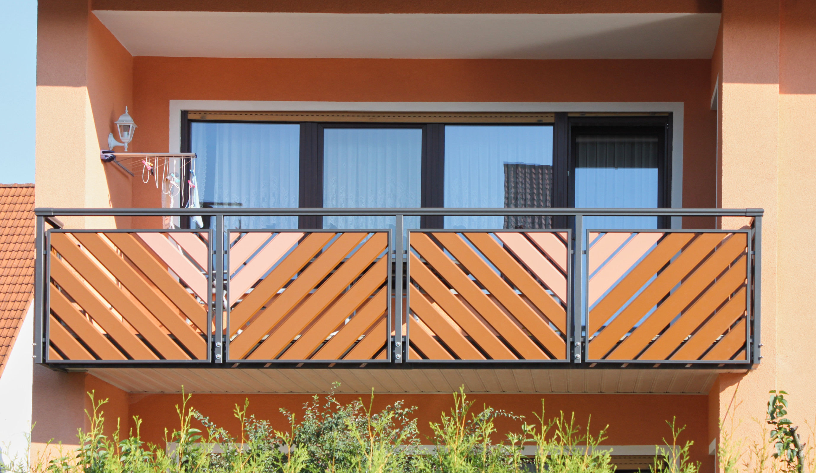 Wartungsfreier Aluminiumbalkon Baden FG1, RAL 8003 Lehmbraun, DB 703 Eisenglimmer dunkel, RAL 3012 Beigerot