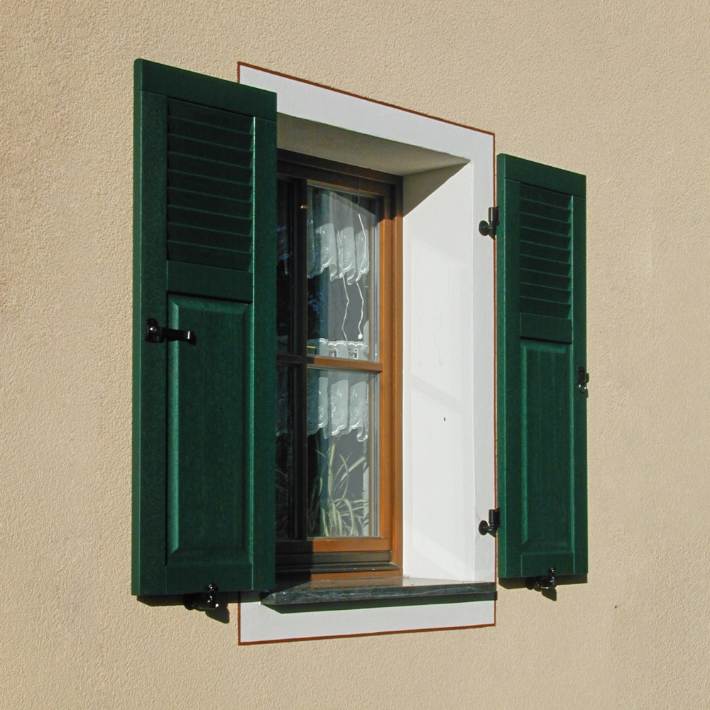 Holz-Klappfensterladen aus Meranti in grün lasiert.