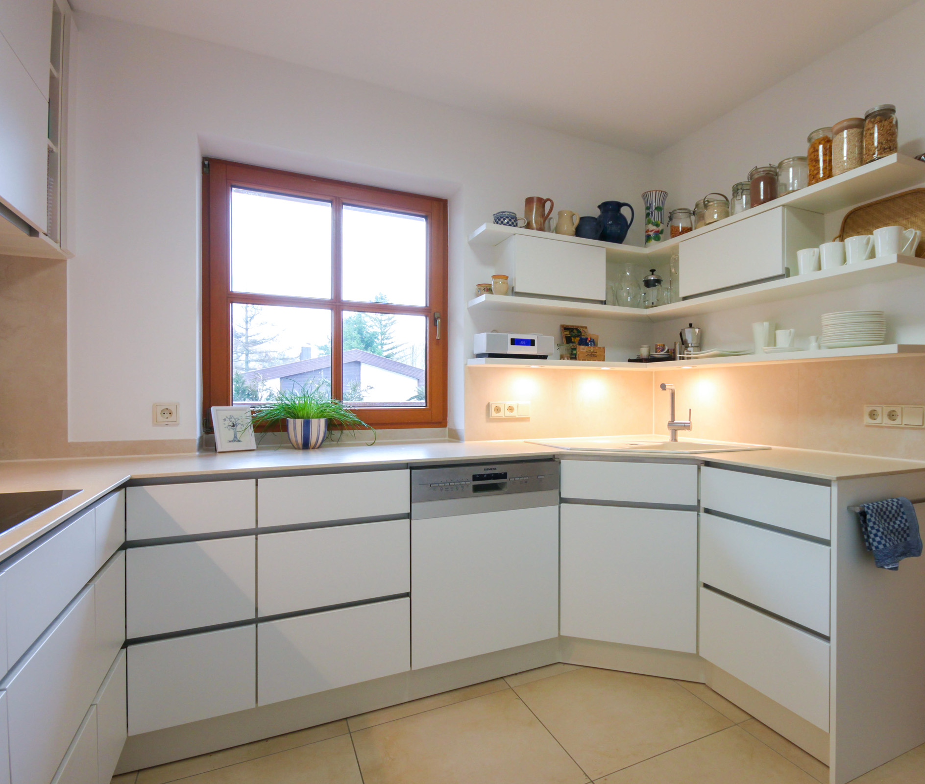 Grifflose Küche in weiß, Quarzsteinarbeitsplatte