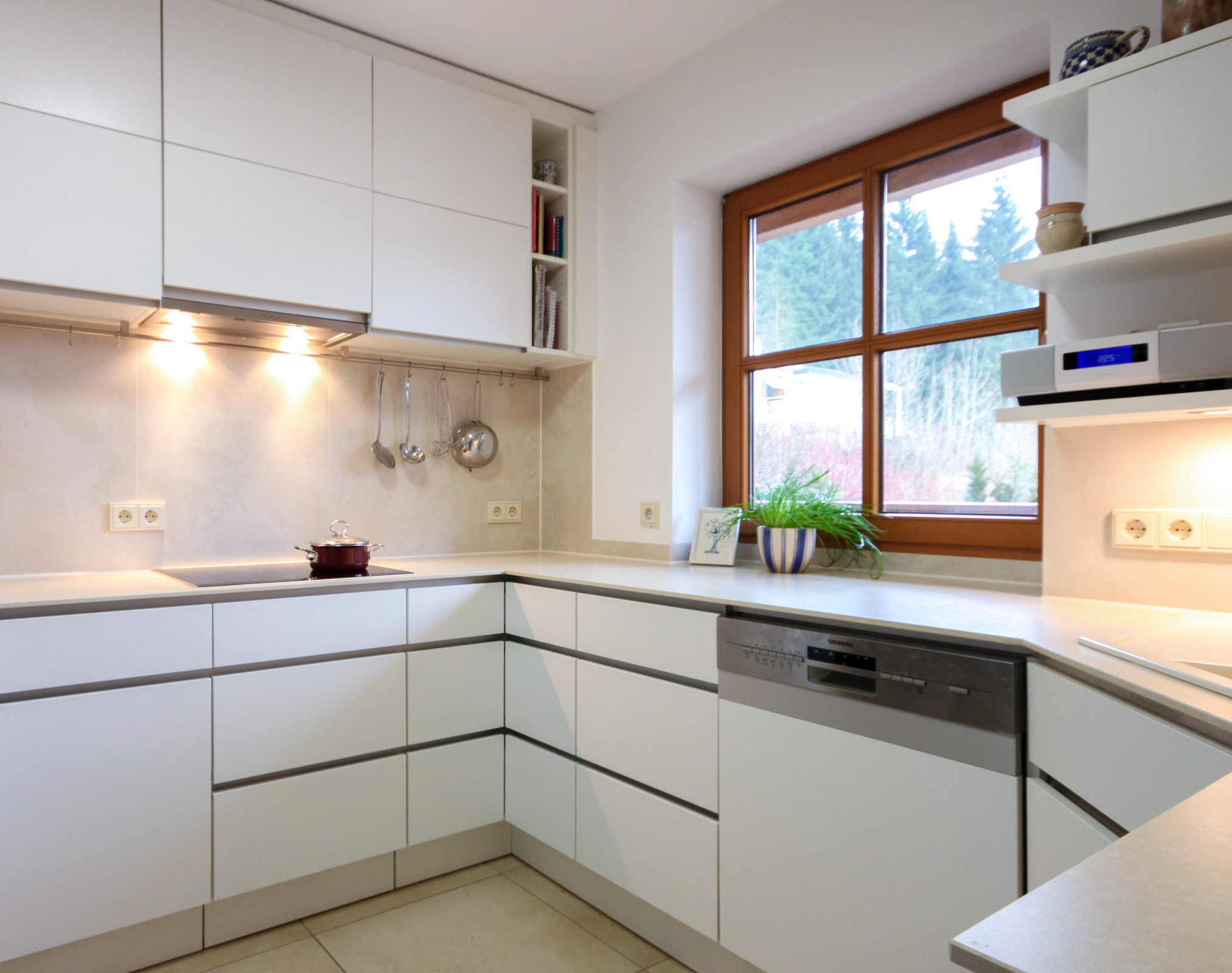 Grifflose Küche in weiß, Quarzsteinarbeitsplatte