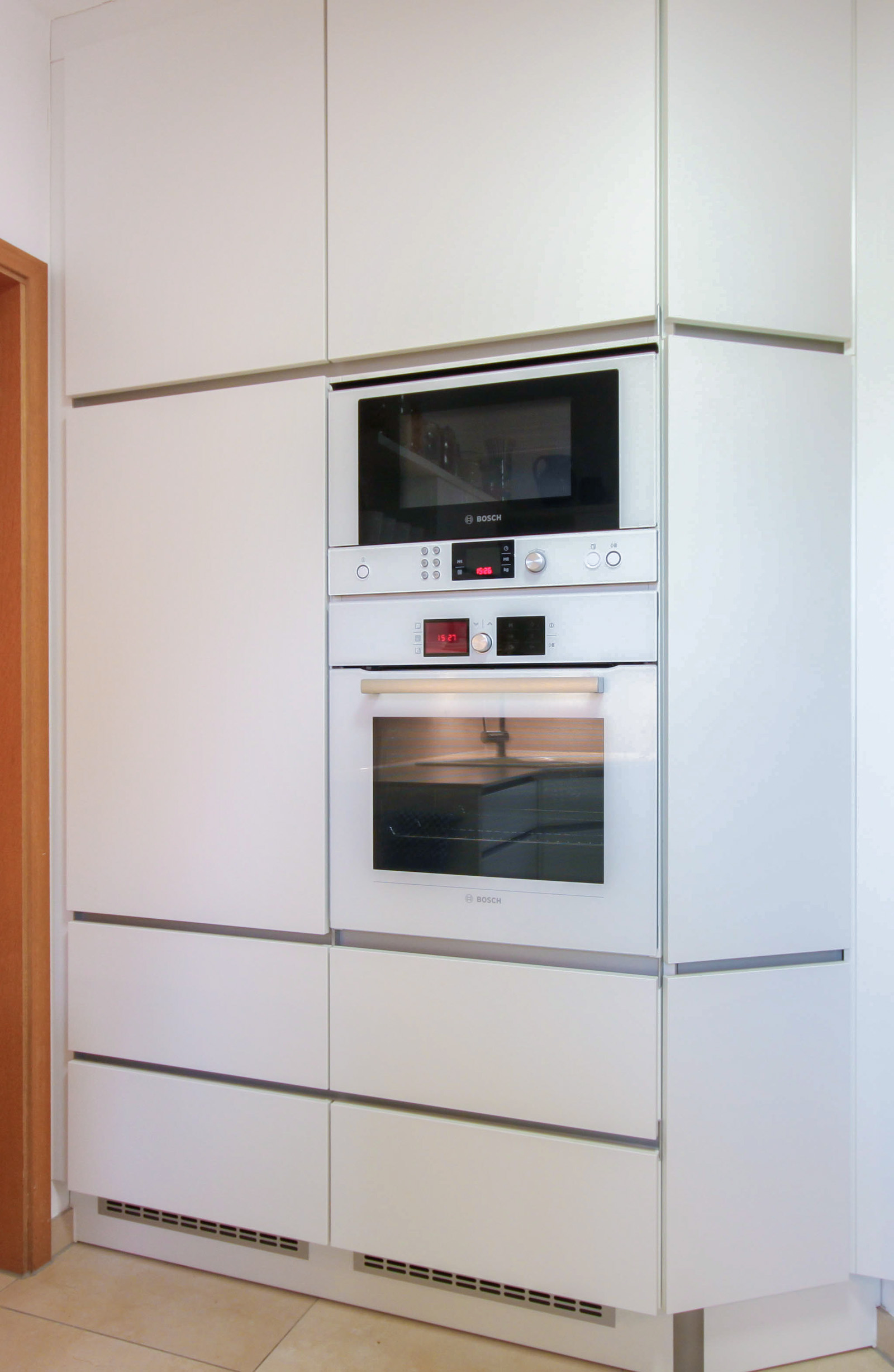 Grifflose Küche in weiß