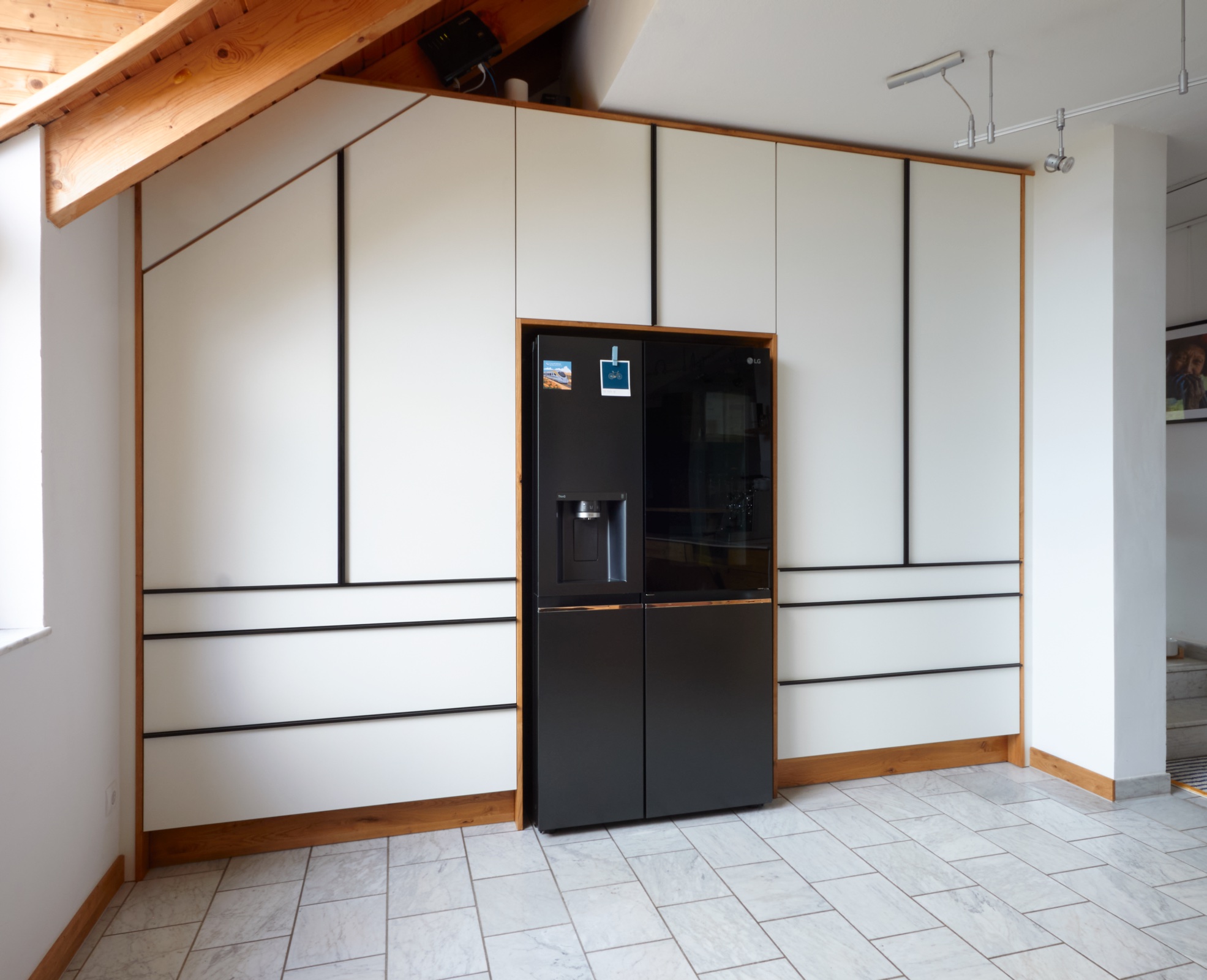 Küche Einbauschrank an Dachschräge angepasst, Griffleisten schwarz, Fronten Egger PerfectSense W1000 PM PerfectSense matt