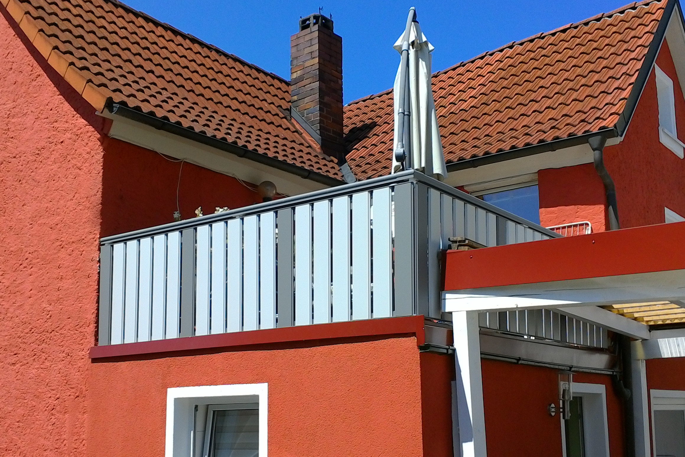 Wartungsfreier Aluminiumbalkon Straßburg FG1, RAL 9006 Weißaluminium, DB 703 Eisenglimmer dunkel