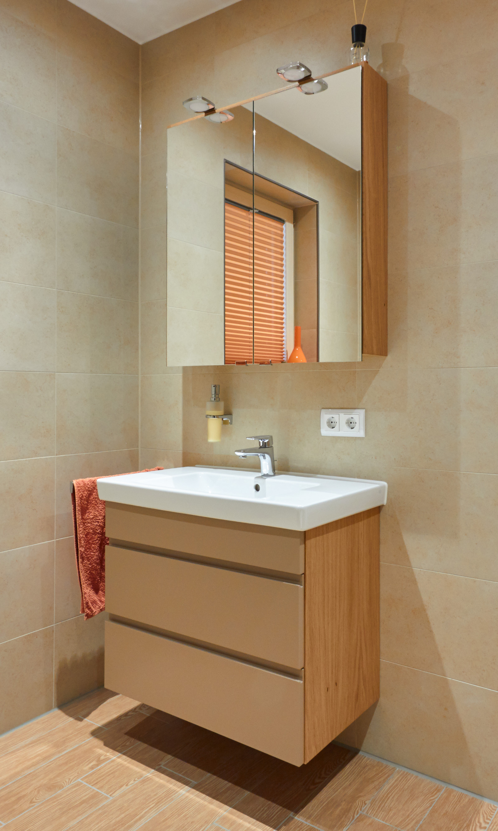 Badezimmer Eiche furniert, Fronten lackiert mit Griffausfräsung