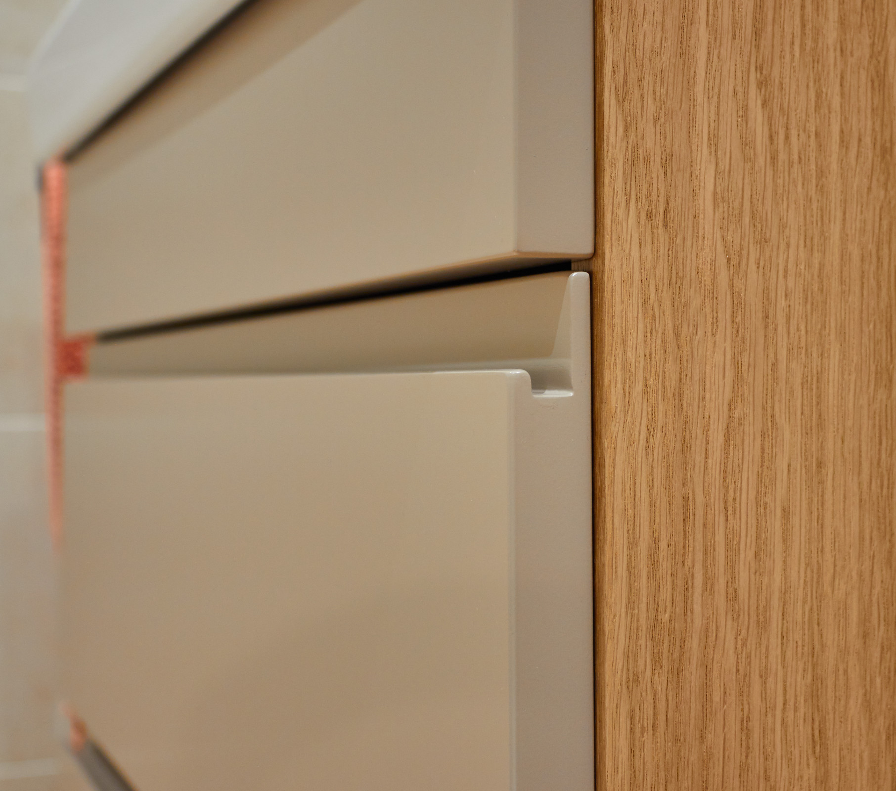 Badezimmer Eiche furniert, Fronten lackiert mit Griffausfräsung