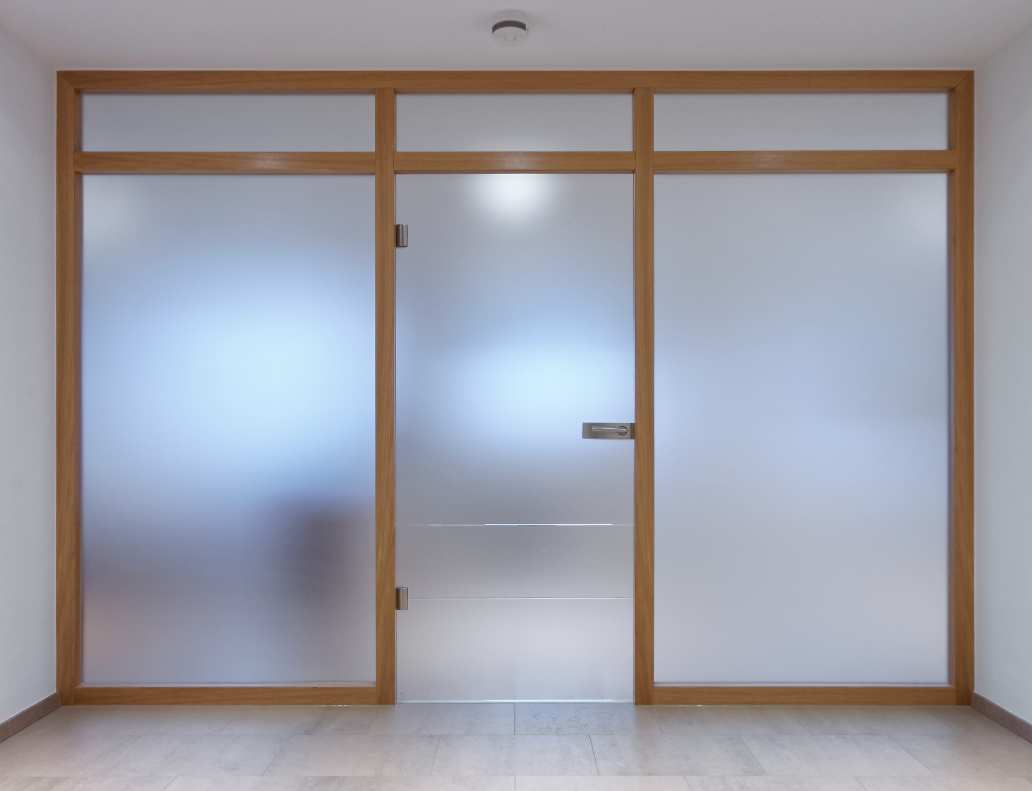 Stockrahmenelement Eiche, Satinatofüllungen, Satinatotür mit Klarglaslisenen