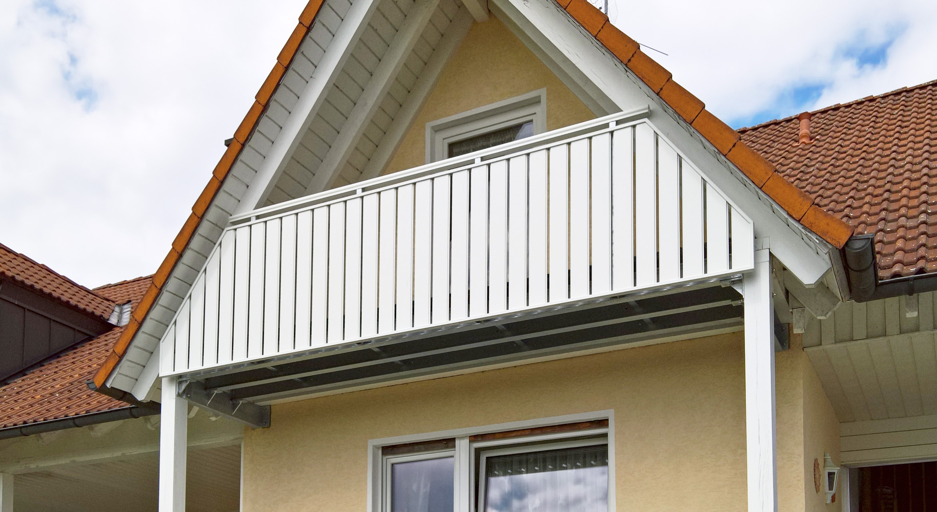 Wartungsfreier Aluminiumbalkon Straßburg FG1, RAL 9016 Verkehrsweiß