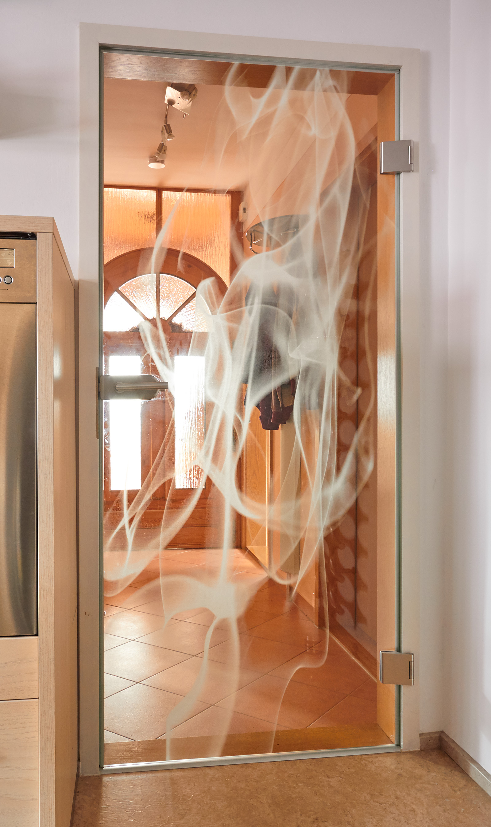 Ganzglastürelement mit Motiv Mikromattierung