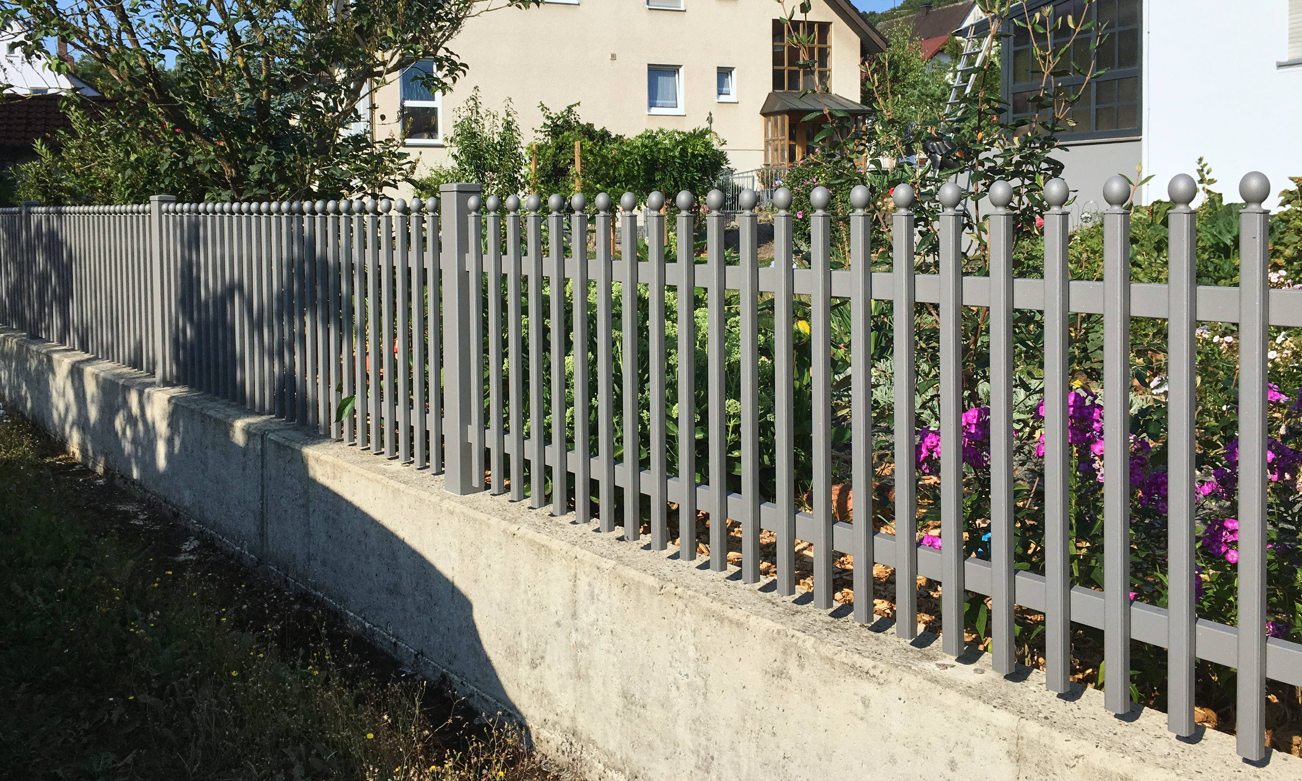 Wartungsfreier Aluminiumzaun München FG1, RAL 9007 Eisenglimmer hell