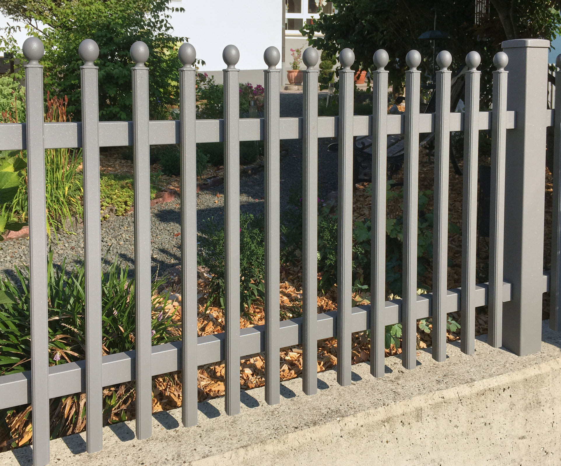 Wartungsfreier Aluminiumzaun München FG1, RAL 9007 Eisenglimmer hell