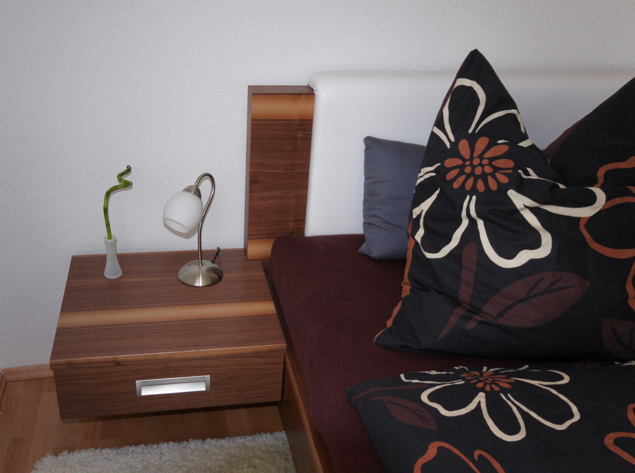 Bett mit Nachttisch amerikanischer Nussbaum, Kopfteil Leder weiß