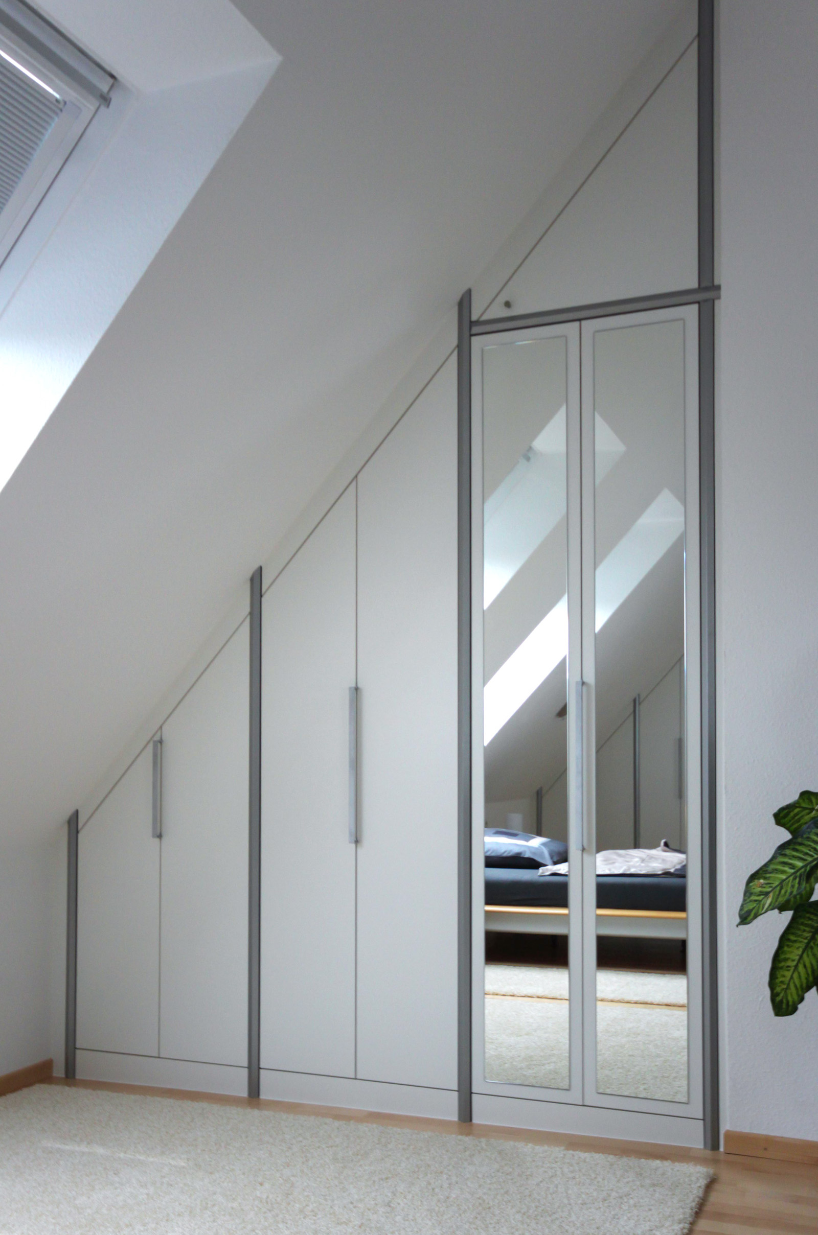 Dachschrägenschrank Dekor weiß, Aufsätze silber lackiert, Faltschiebetüren