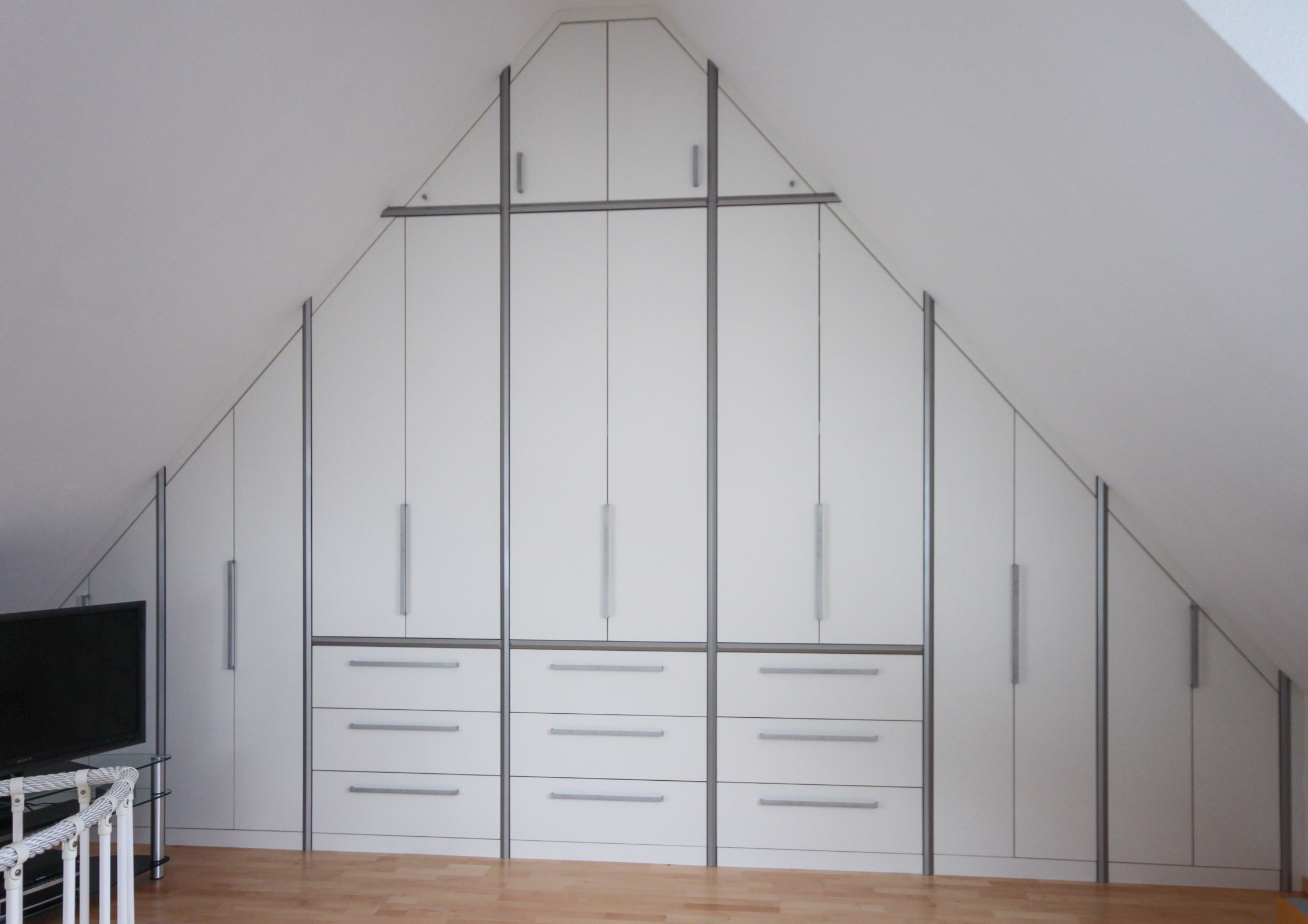 Dachschrägenschrank Dekor weiß, Aufsätze silber lackiert, Faltschiebetüren