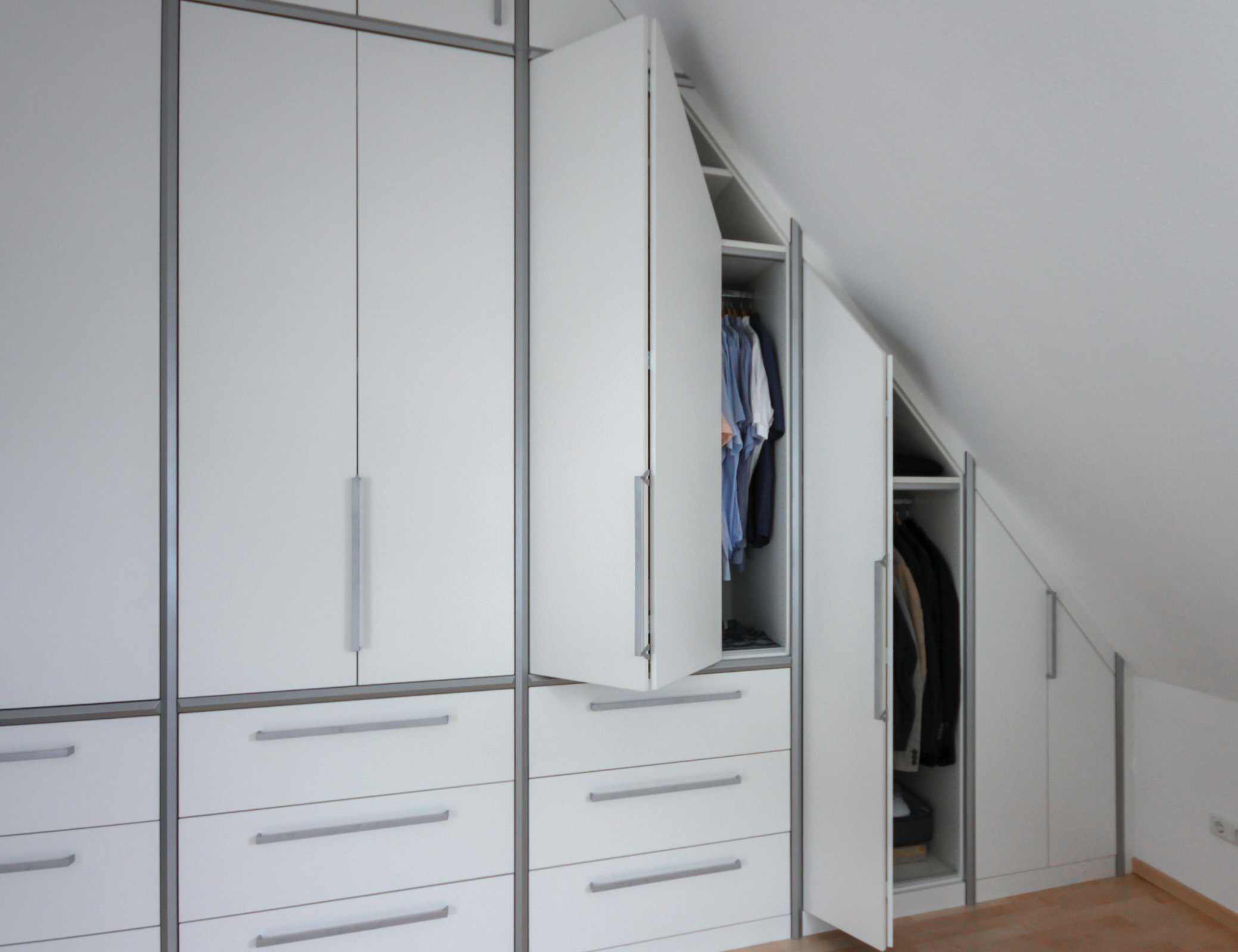 Dachschrägenschrank Dekor weiß, Aufsätze silber lackiert, Faltschiebetüren