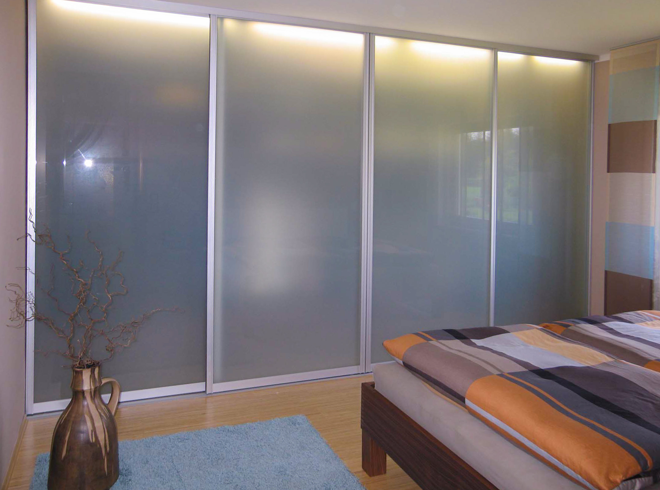 Alu-Schiebetürelement mit Satinatofüllungen