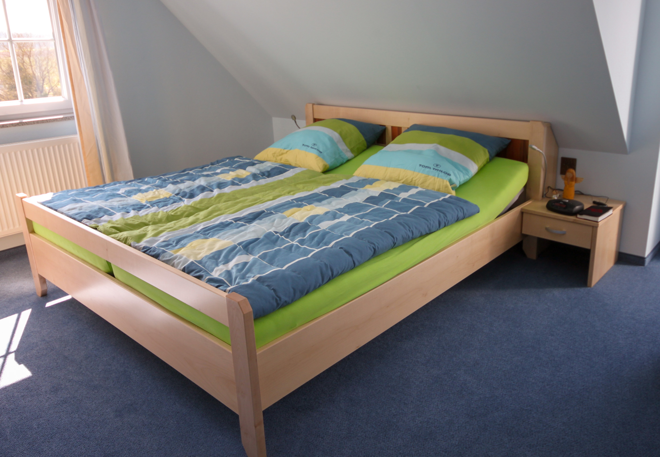 Bett mit Nachttisch europäischer Ahorn furniert, Kopfteil indischer Apfel furniert