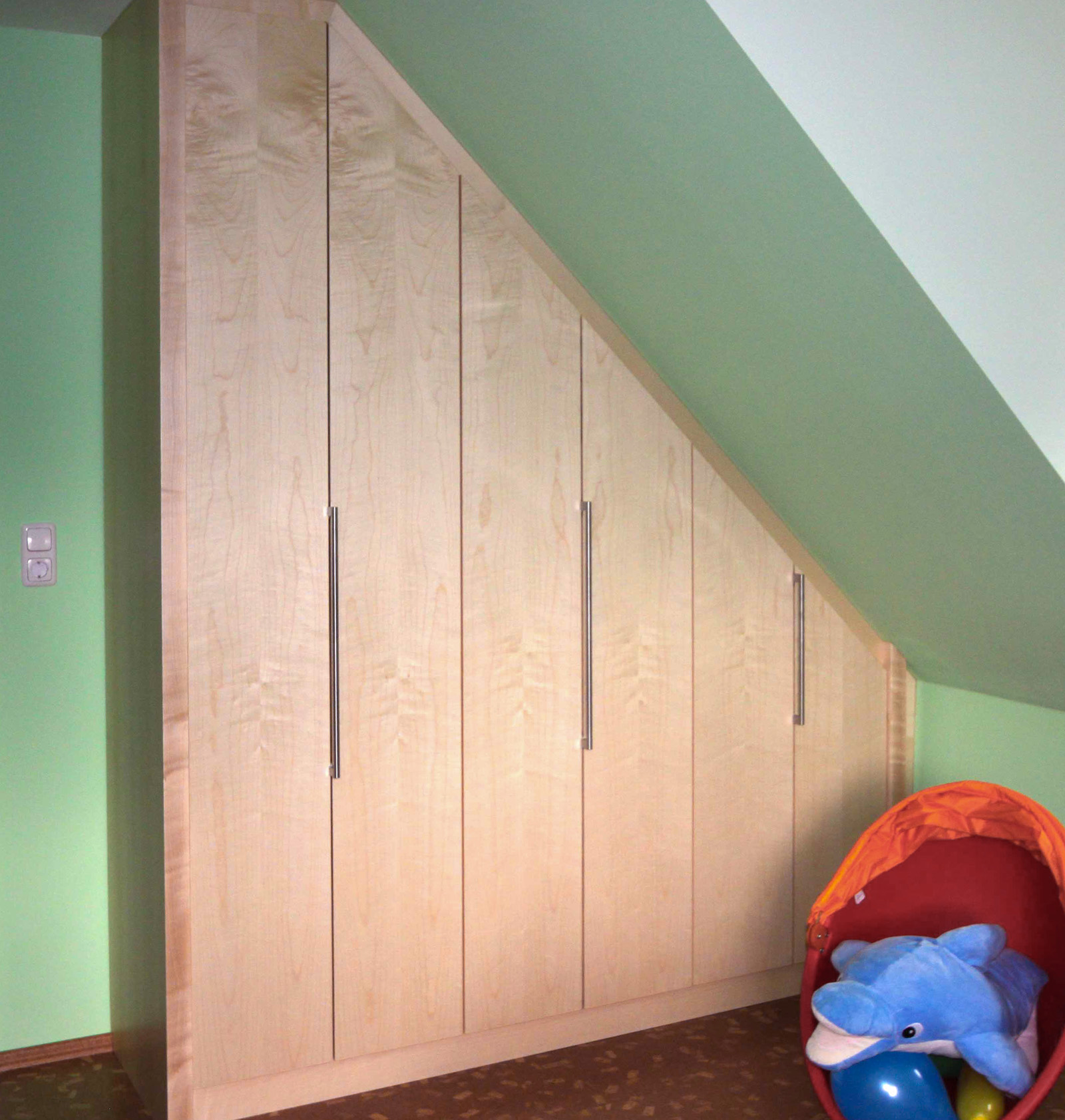 Dachschrägenschrank mit Faltschiebetüren europäischer Ahorn