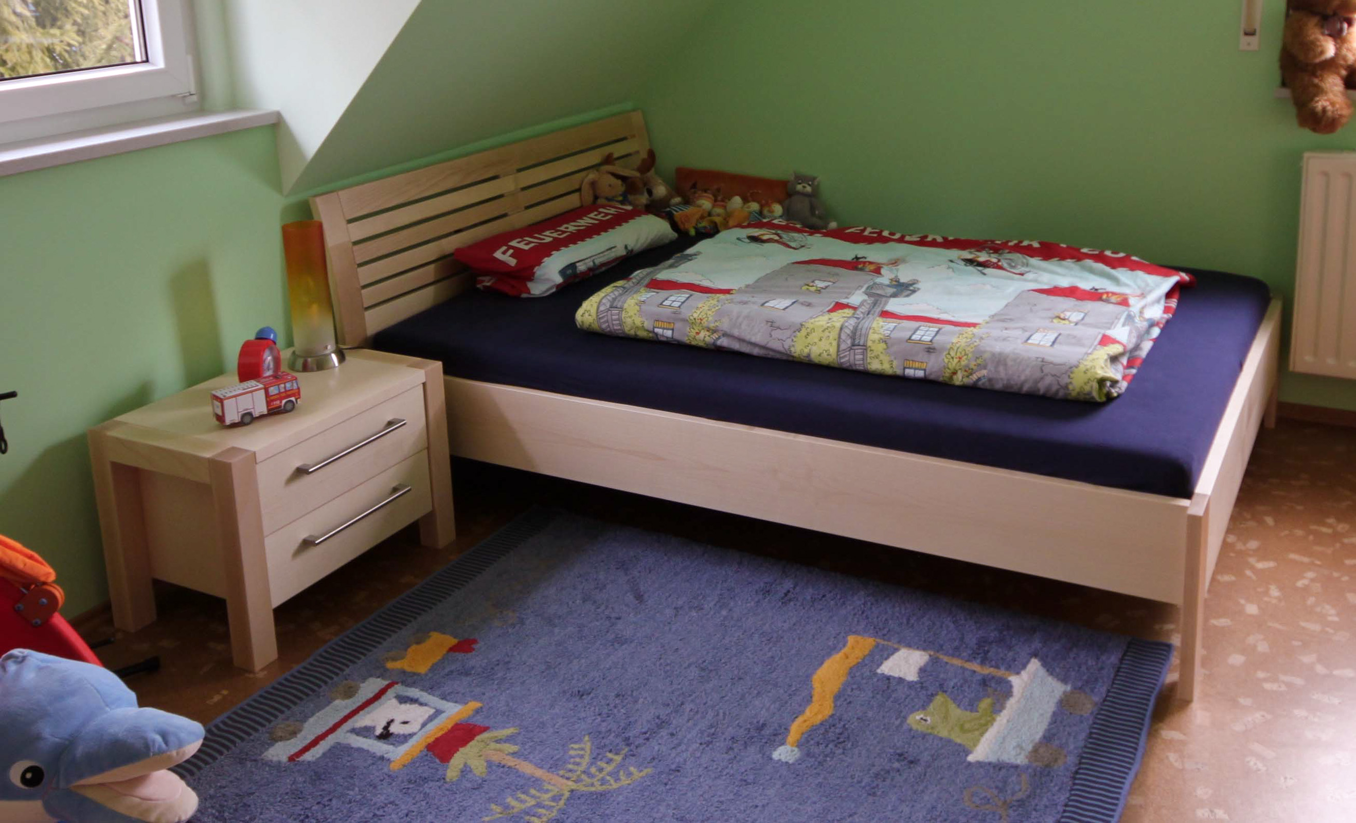 Bett mit Nachttisch europäischer Ahorn