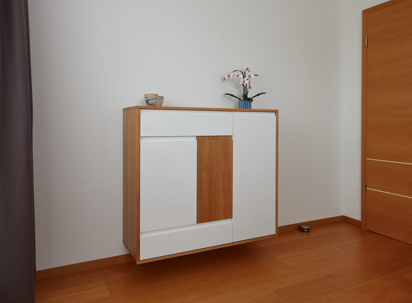 Schlafzimmer Eiche Massivholz, Fronten lackiert mit Grifffräsungen