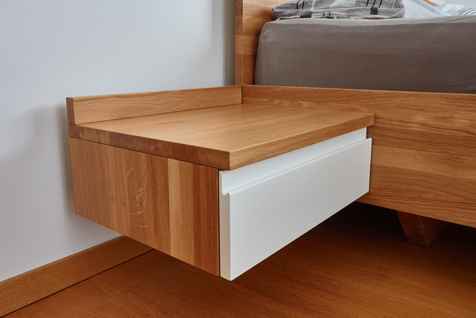 Schlafzimmer Eiche Massivholz, Fronten lackiert mit Grifffräsungen