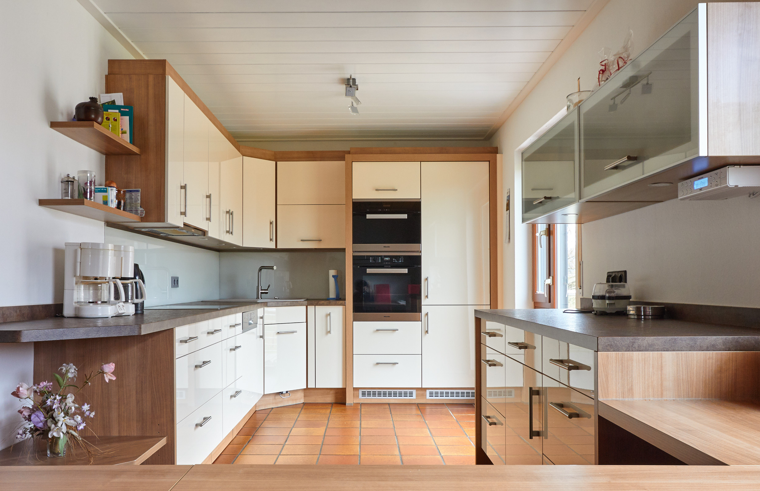 Küche in Magnolie hochglanz, Nischenrückwand Acrylglas