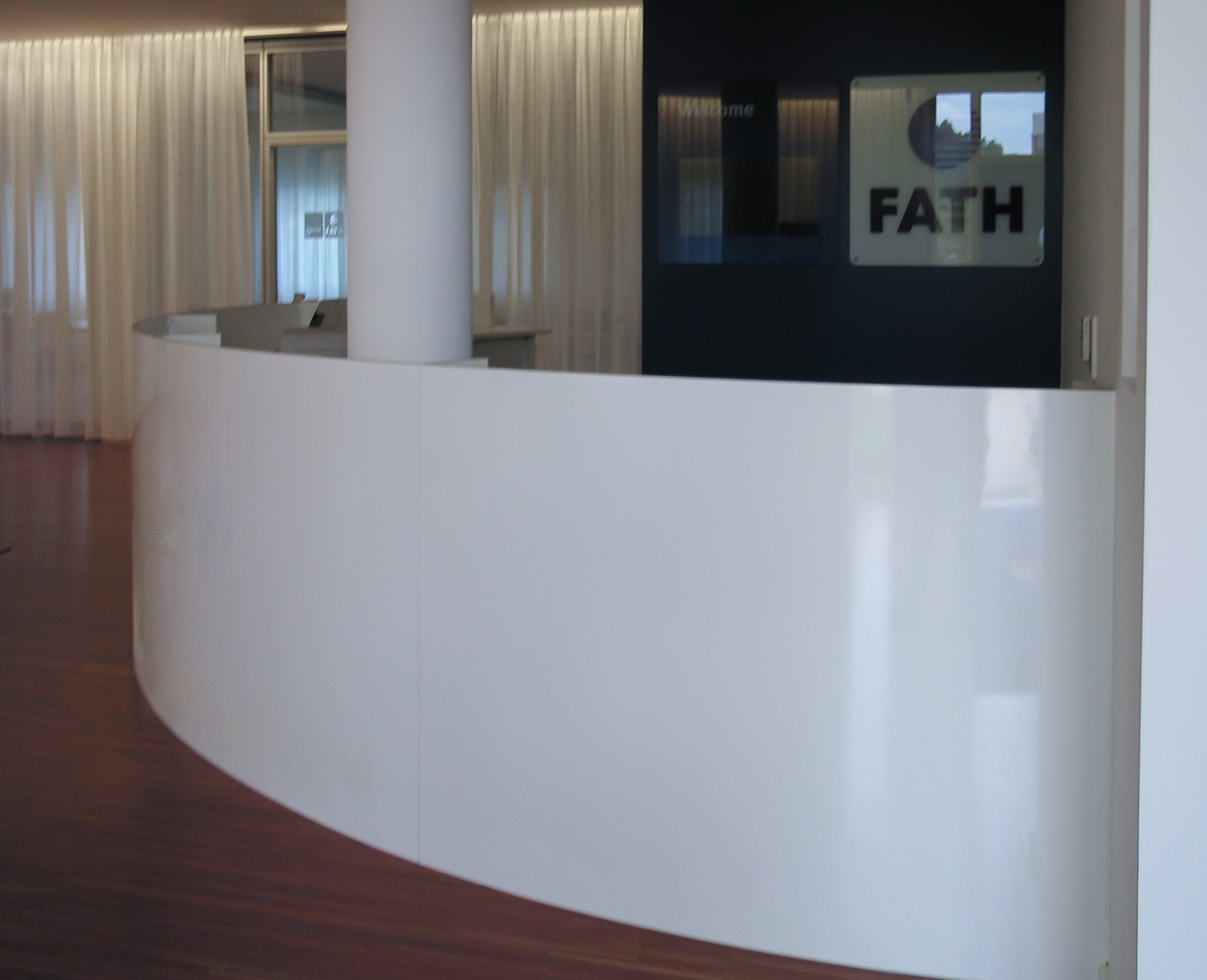 Theke in Hochglanz weiß beschichtet