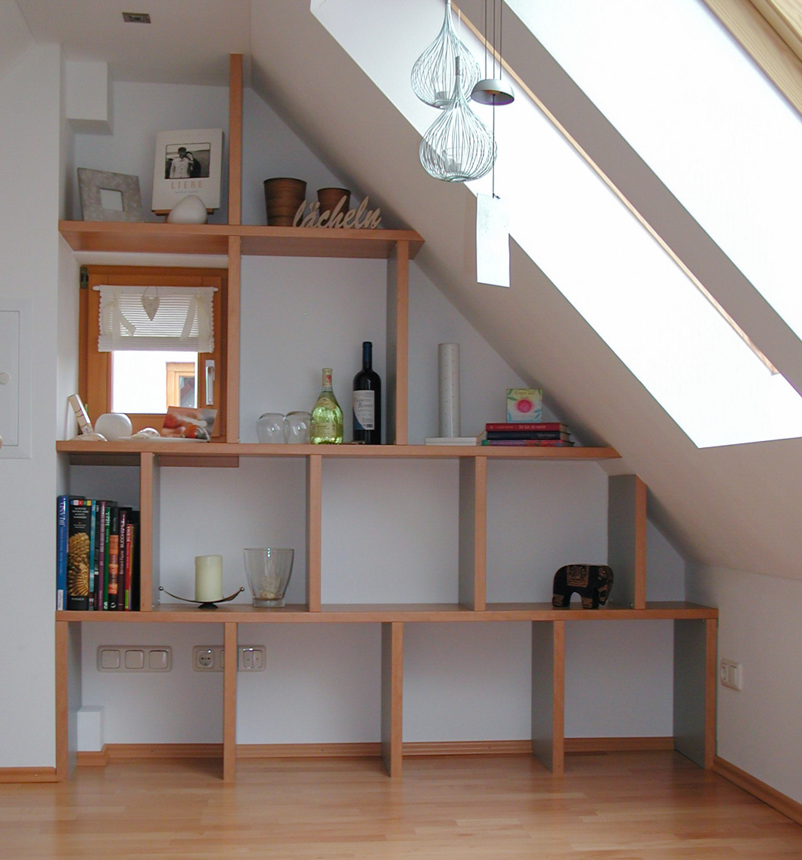 Dachschrägenregal Dekor grau mit Buche Furnierkanten