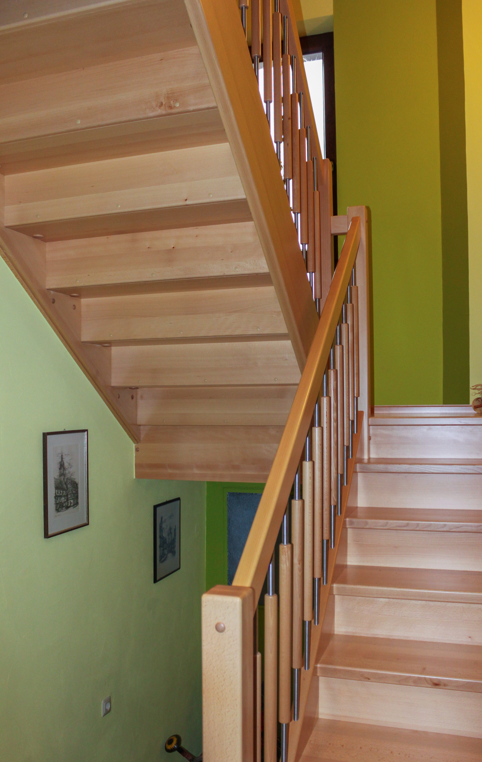 Treppe Buche durchgehende Lamellen lackiert, Setzstufen, Holz-Edelstahl-Sprossen